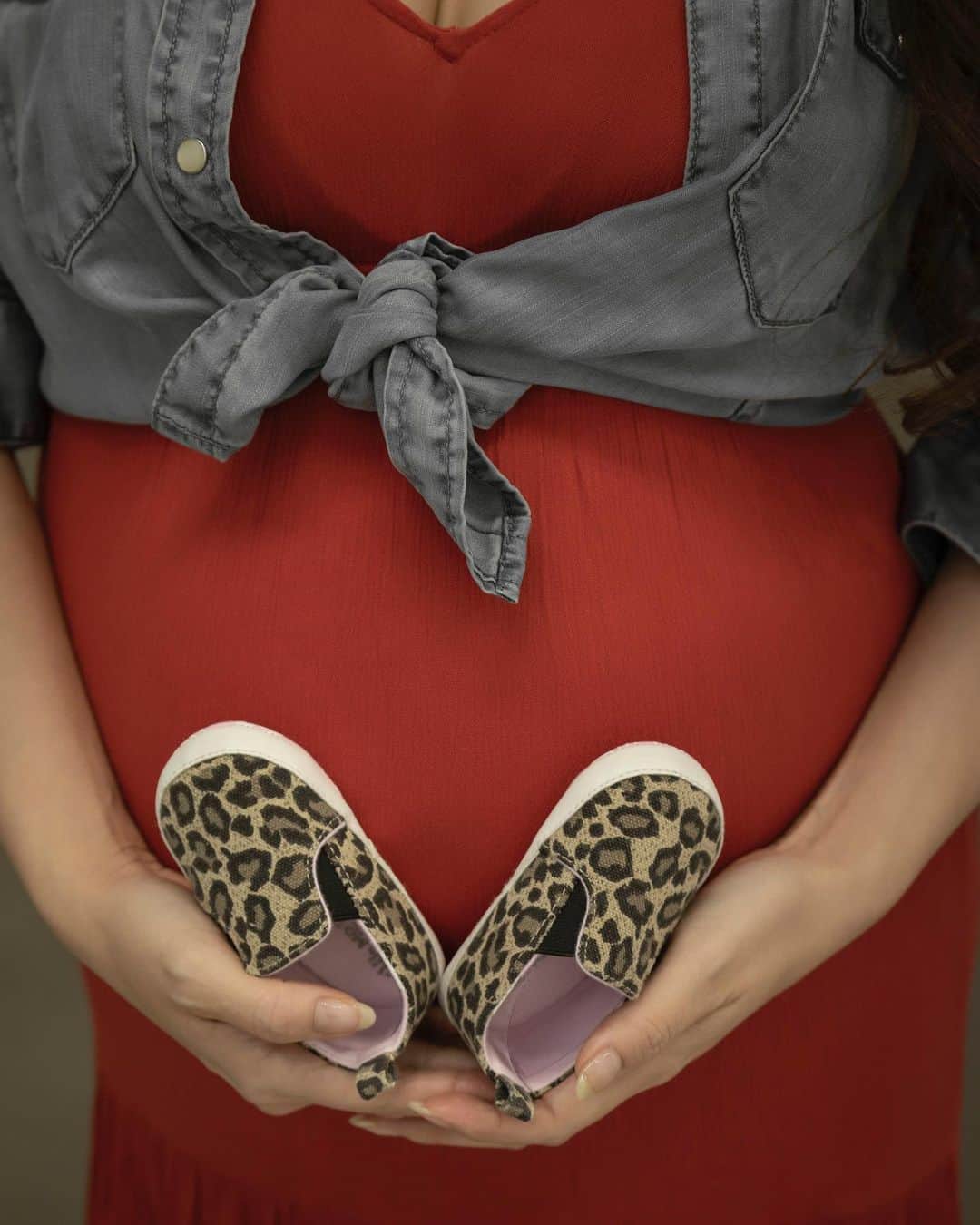 jun fitnessさんのインスタグラム写真 - (jun fitnessInstagram)「【 #maternityphoto 】　 ご縁があり、今しか出来ない事、やってみたかった マタニティフォト撮影して頂きました♡ Photo by @yukipix_story @yukipix_photo  ・ ・ ・ #pregnant#maternity#37weekspregnant#baby#10monthspregnant#maternitywear#cutepregnancy#maternityphotography  #プレママ#妊娠10ヶ月#2月生まれ#2021年2月出産#妊婦#初マタ#妊娠後期#臨月#初マタさんと繋がりたい#妊娠線予防#マタニティヨガ#マタニティコーデ#妊婦ライフ#女の子ママ#出産準備」1月25日 18時41分 - jjfitness44