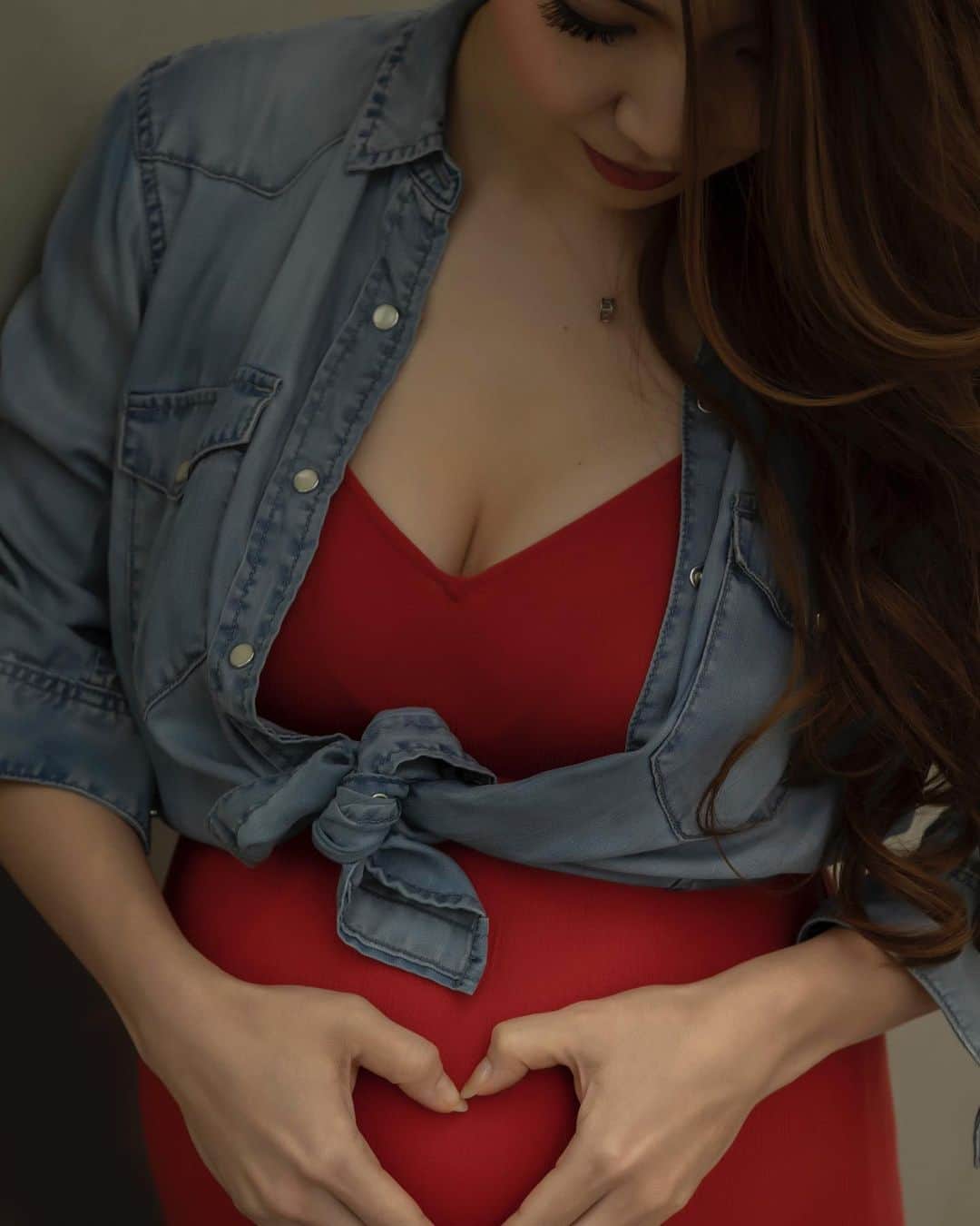 jun fitnessさんのインスタグラム写真 - (jun fitnessInstagram)「【 #maternityphoto 】　 ご縁があり、今しか出来ない事、やってみたかった マタニティフォト撮影して頂きました♡ Photo by @yukipix_story @yukipix_photo  ・ ・ ・ #pregnant#maternity#37weekspregnant#baby#10monthspregnant#maternitywear#cutepregnancy#maternityphotography  #プレママ#妊娠10ヶ月#2月生まれ#2021年2月出産#妊婦#初マタ#妊娠後期#臨月#初マタさんと繋がりたい#妊娠線予防#マタニティヨガ#マタニティコーデ#妊婦ライフ#女の子ママ#出産準備」1月25日 18時41分 - jjfitness44