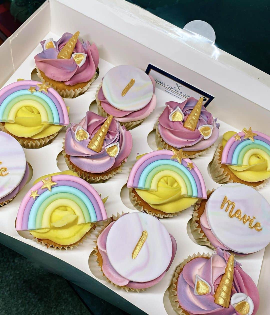ヴィッキー・パティソンさんのインスタグラム写真 - (ヴィッキー・パティソンInstagram)「Happy Birthday Mavie!!! 😂😍💜💕  Huge Thankyou to the amazing lasses at @cakescoffeeandcutters for the incredible job on this unicorn birthday cake and cupcakes!!!   Just adorable... Mavie loved them 🦄💕」1月25日 18時42分 - vickypattison