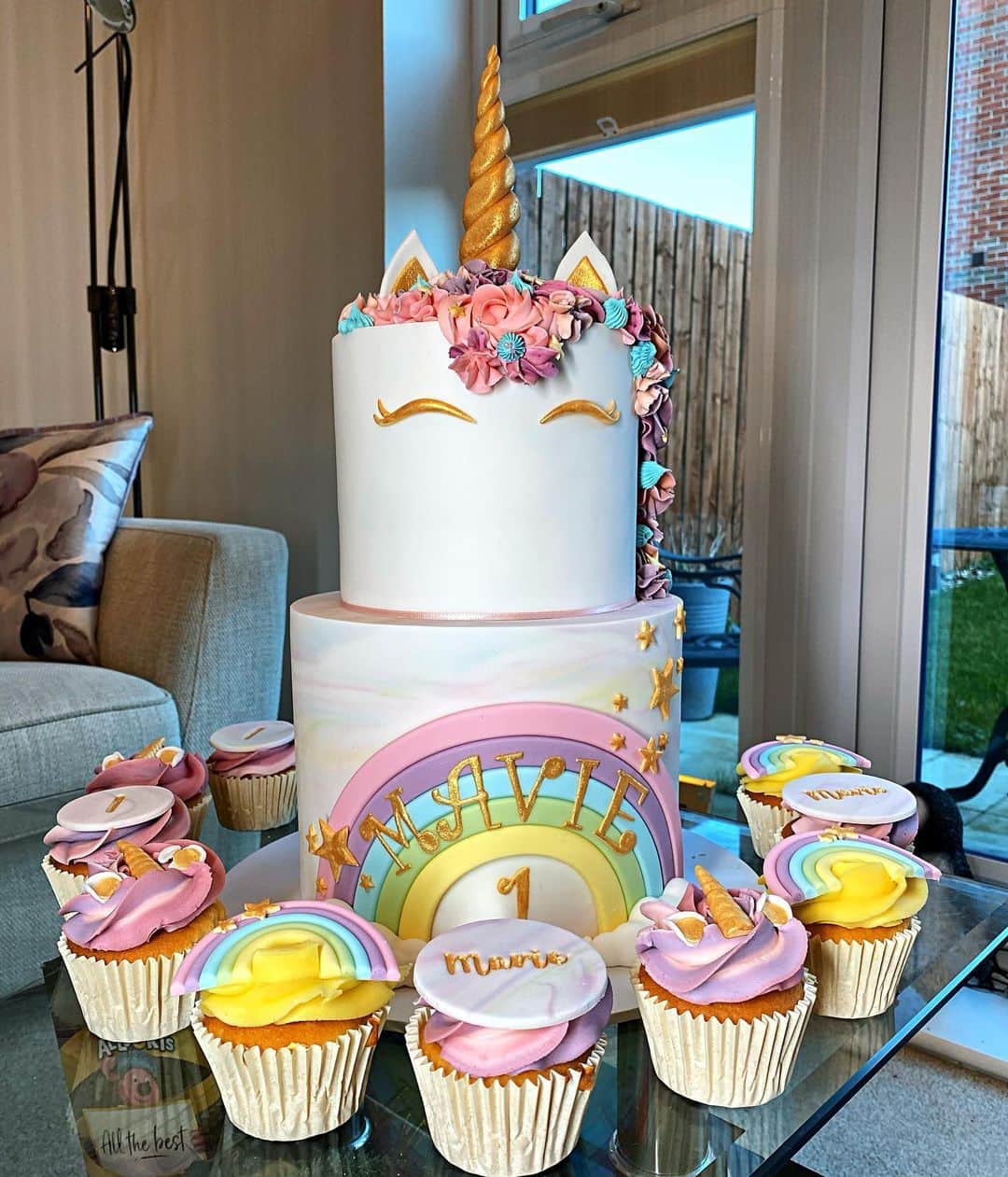 ヴィッキー・パティソンさんのインスタグラム写真 - (ヴィッキー・パティソンInstagram)「Happy Birthday Mavie!!! 😂😍💜💕  Huge Thankyou to the amazing lasses at @cakescoffeeandcutters for the incredible job on this unicorn birthday cake and cupcakes!!!   Just adorable... Mavie loved them 🦄💕」1月25日 18時42分 - vickypattison