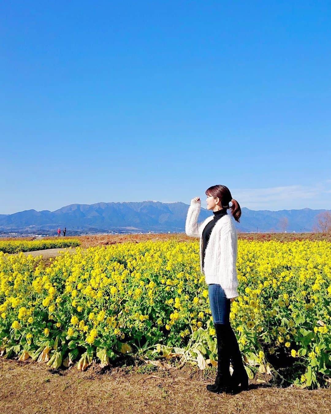 上坂由莉のインスタグラム：「. 久しぶりに晴れた休日は 菜の花畑に行ってきました〜🌼﻿ ぽかぽかあったかくて﻿ ちょっぴり春の気配を感じました🥰✨﻿ ﻿ ﻿ 空気も澄んでてほーーんと癒されたっ💛💛﻿ 花粉の気配、そして﻿花粉が服につくという 副産物もいただきつつ…笑﻿ リフレッシュできた一日でした☺️💐﻿ ﻿ ﻿ #菜の花畑 #守山第一なぎさ公園 #滋賀県 #春の気配﻿ #滋賀観光 #今日のコーデ #菜の花 #お花好き #ootd #fasion﻿」