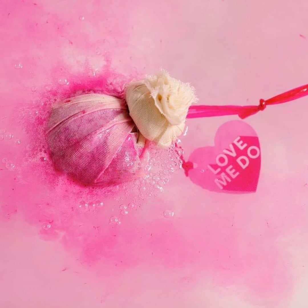 ラッシュジャパンのインスタグラム：「明日は月に1度の風呂の日。年始から頑張ってきた自分のためなら、どんなお風呂の時間にしたい？  香りや、色、肌への効果。好きなように選んで、体の隅々まで思う存分たのしんで🛁  #風呂の日 #バスボム #お風呂美容 #セルフケア #LushBath」