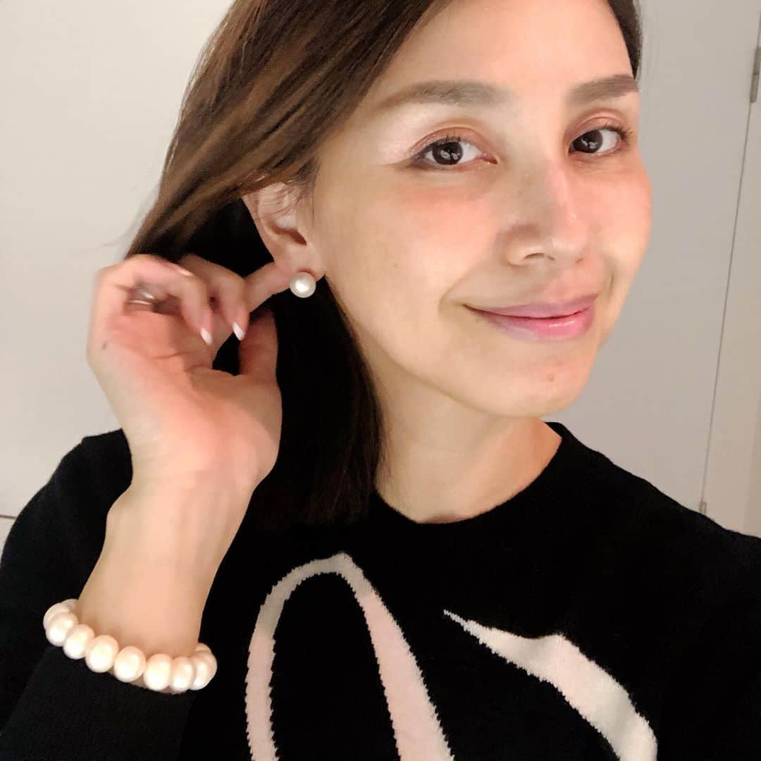 吉原珠央さんのインスタグラム写真 - (吉原珠央Instagram)「パールな気分♫  気合を入れつつも肩の力を抜きたい月曜日は、パールのアクセサリーをシンプルに♡  ピアスもブレスレットも　@puratokyo オリジナル。形よし、サイズよし、色よし、照り（輝き）よーし！  今週も頑張ろう😊  #月曜日 #パール #パールピアス #一粒ピアス  #シンプルコーデ」1月25日 18時51分 - tamaoyoshihara