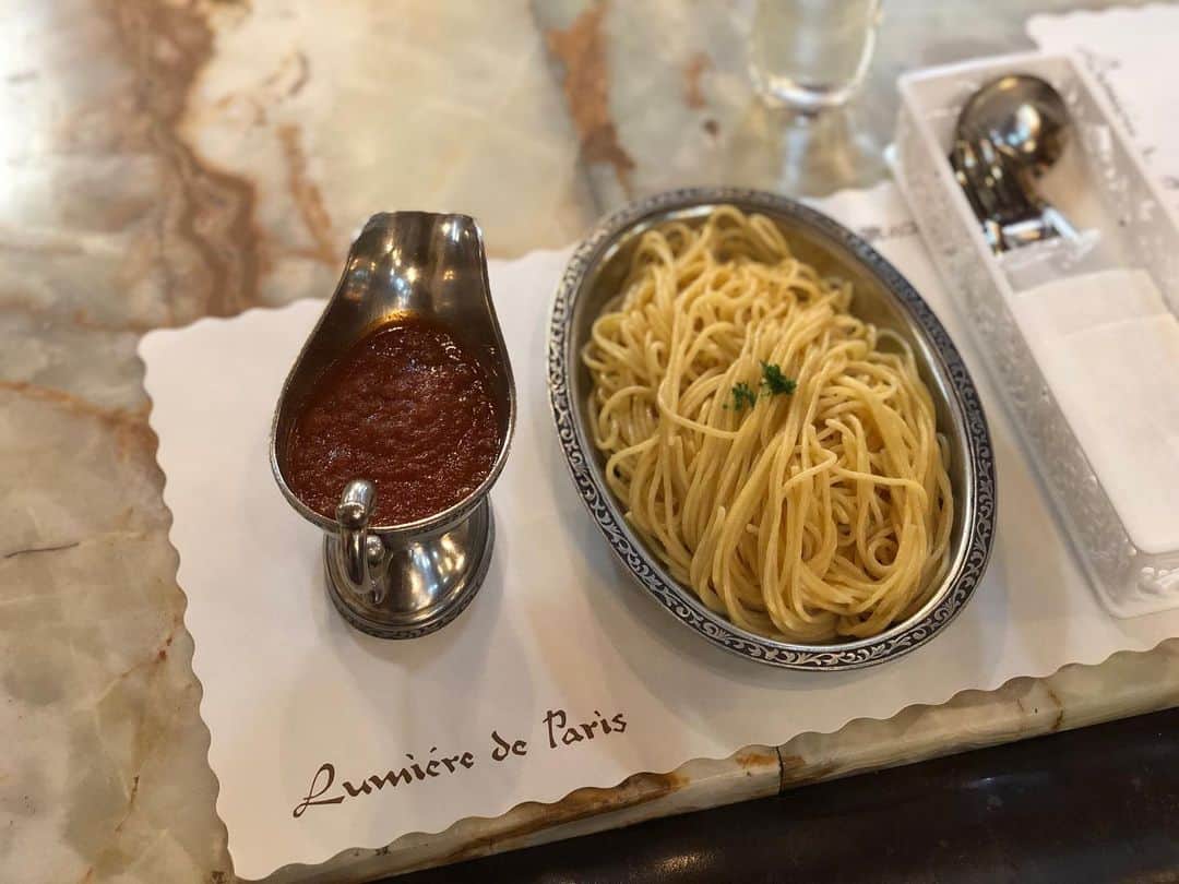 甲斐みのりさんのインスタグラム写真 - (甲斐みのりInstagram)「ドラマ「名建築で昼食を」 1時間スペシャル TVerで見逃し配信中です。 ホテルニューグランドはじめ、横浜の名建築とおいしいものが登場します。 東京の名建築と合わせて、いつかぜひドラマのロケ地巡りをお楽しみください。  #名建築で昼食を #歩いて食べる東京のおいしい名建築さんぽ #東海道新幹線各駅停車の旅 #喫茶喫茶喫茶 #クラシックホテル案内 #建子建子」1月25日 18時44分 - minori_loule
