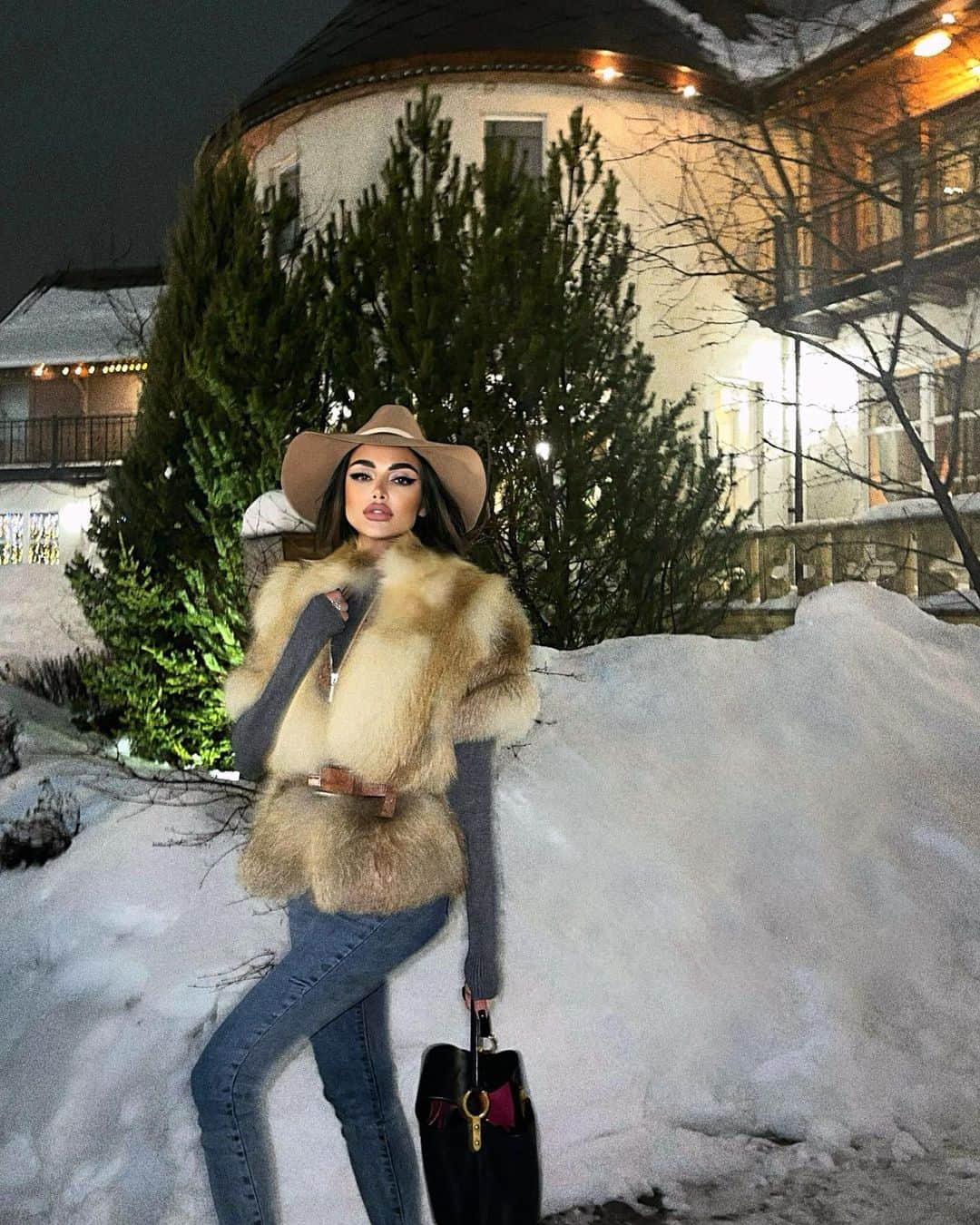 Nita Kuzminaのインスタグラム：「Листайте фото, там их много! Какое больше нравится 1, 2, 3, 4, или 5 ??? 🤍 (Мне 1 и 5)  P.S. Как сказал один мой близкий человек: «Нит, давно тебя не видел в джинсах и кроссовках, тебе так идёт!»  И действительно меня редко можно увидеть в подобном одеянии. Я отдаю своё предпочтение юбкам, платьям, каблукам. Моя Женская природа берет вверх, как ни крути! Женственность - моя стихия..♥️🕊」