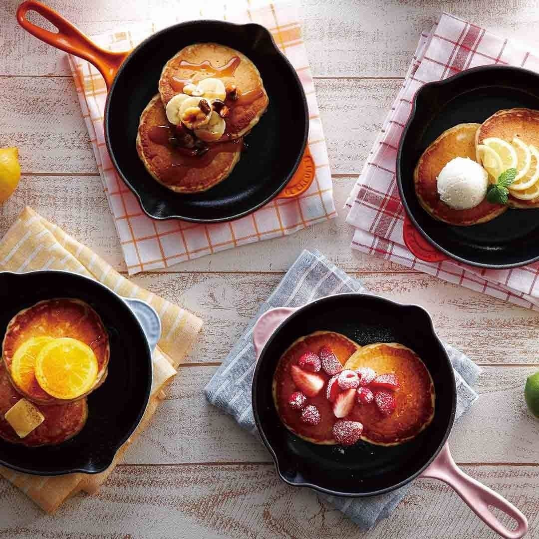 Le Creuset Japon　ル・クルーゼ ジャポンさんのインスタグラム写真 - (Le Creuset Japon　ル・クルーゼ ジャポンInstagram)「今日はホットケーキの日。 熱まわりがよく保温性が優れたスキレットで焼いたホットケーキは、表面はきれいな色目をつけつつ、ふっくらと仕上げることができます。見た目もおしゃれなので、調理後そのまま食卓に出してもスタイリッシュ。熱々の状態でお楽しみいただけます。  #ルクルーゼ #lecreuset #ルクルーゼのある食卓 #テーブルウェア #キッチンウェア #食卓 #食卓グラム #豊かな食卓 #ワンプレート #ホットケーキ #スキレット #スキレット料理 #スキレットレシピ #シグニチャースキレット」1月25日 18時45分 - lecreusetjapon