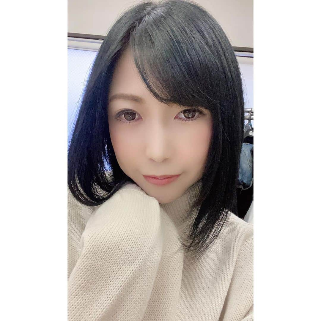 上野菜穂のインスタグラム：「今日はパラダイスTVさんの撮影でした！！🎥TV局だからザ・控え室な感じが初めてで嬉しかったww 個人的には7枚目の撮影後の気の抜けた顔してる写真がいい🤣  #夜空奈歩 #yozora_naho #av女優  #セクシー女優 #撮影 #撮影中のひとコマ  #パラダイスtv」