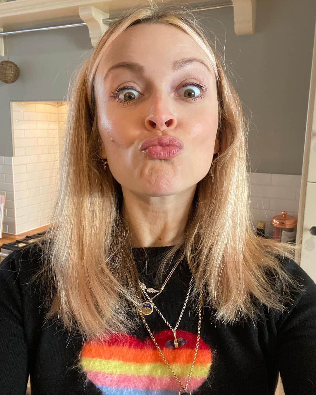 ファーン・コットンさんのインスタグラム写真 - (ファーン・コットンInstagram)「Sending you all love this morning. We all need a little more at the moment. We need more love than normal to combat the extra fear, divisiveness and negative energy at the moment.  Insta live at 11 am today. Big love to you all ♥️」1月25日 18時47分 - fearnecotton