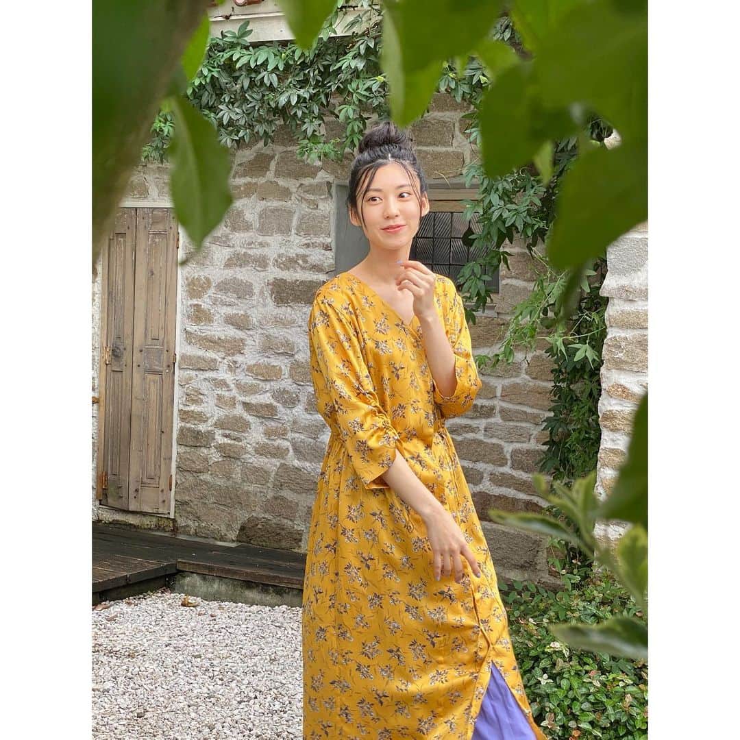 のインスタグラム：「Buonasera🌟  今回は「旅するためのイタリア語」テキスト2月号の オフショットを少しご紹介🥳📚  大好きなチームでみんなで作り上げたテキスト、 どの号の写真も本当に大好きなんですよね🥰  特に2月号のバランスはお気に入りでした♪ コメントでリクエストくださった方 ありがとうございました😊  旅するためのイタリア語、 今日の夜ですよー！  NHK Eテレ0:00〜 ゆるーく見始める方も 楽しめると思います✨ ぜひ見てください😘  a dopo! またあとで！  #旅するためのイタリア語  #nhkeテレ」