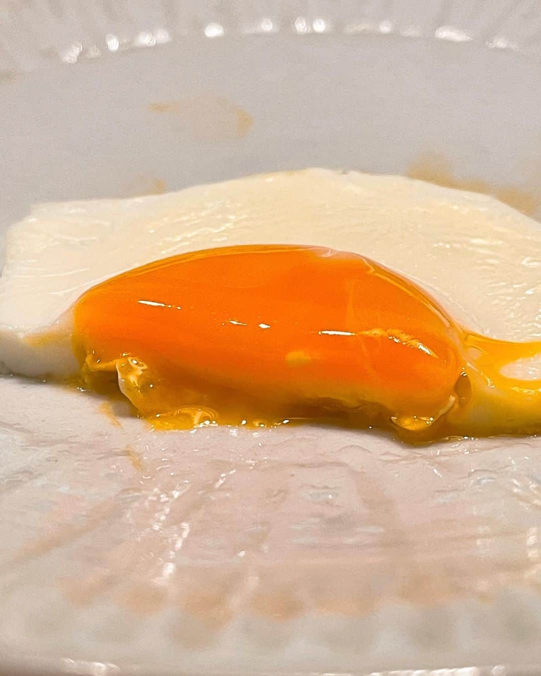 のインスタグラム：「『テレビ千鳥』の「最高の目玉焼きを作りたいんじゃ!!」で、黄身がトロトロすぎずに黄身の底は固めにしたいというので、火加減や分数をいろいろ試してみて、最終的にテフロン加工のフライパンで弱火で9分、蓋して(水入れず)2分がベストとの結論だったので、やってみたら、たしかに美味しくできました🍳❤️」