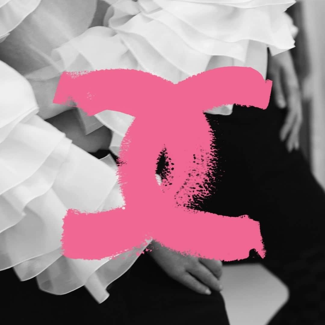シャネルさんのインスタグラム写真 - (シャネルInstagram)「The rhythm of the CHANEL Spring-Summer 2021 Haute Couture collection, captured in a series of teasers by photographer, filmmaker and graphic designer Anton Corbijn. The film of the show will be revealed on Tuesday, January 26th at 2pm Paris time.  #CHANELHauteCouture #CHANEL #CHANELShow @AntonCorbijn4Real #AntonCorbijn」1月25日 19時00分 - chanelofficial
