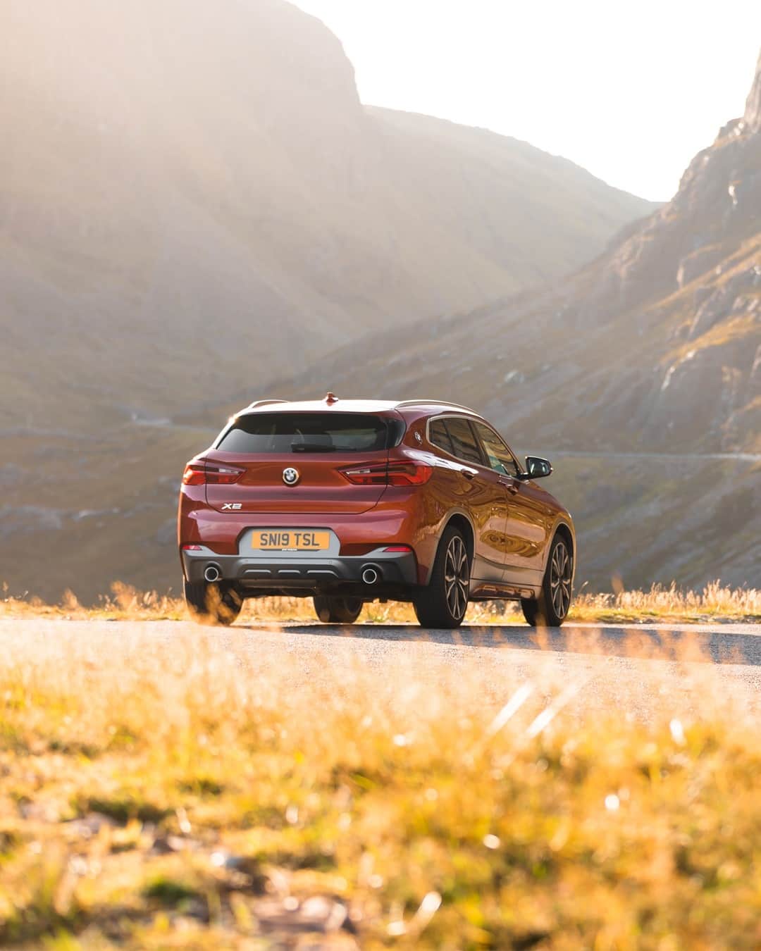 BMWさんのインスタグラム写真 - (BMWInstagram)「Sun salutation, automotive edition.  The BMW X2. #TheX2 #BMW #X2 #BMWrepost @petervardy @Kabizzz」1月25日 19時00分 - bmw
