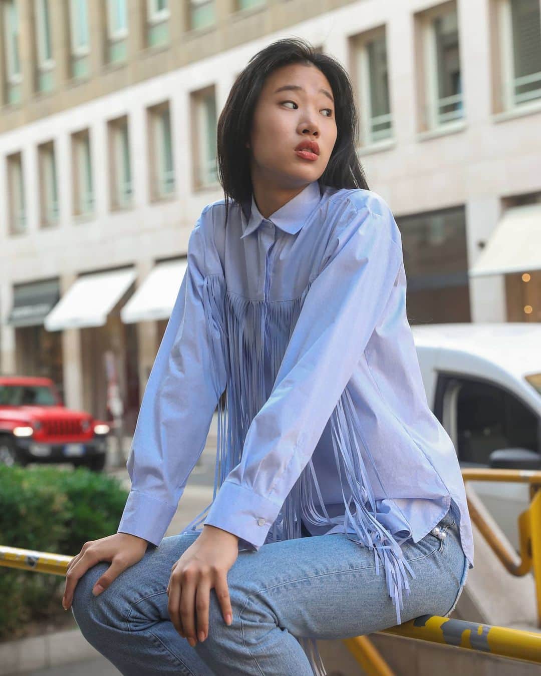 PINKOさんのインスタグラム写真 - (PINKOInstagram)「The classic office shirts is getting an update: rock that maxi fringes in your daily outfit! #PINKO #SS21」1月25日 19時01分 - pinkoofficial