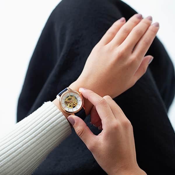 TiCTACさんのインスタグラム写真 - (TiCTACInstagram)「「LOBOR」¥24,000+tax　高級感あるディテールが魅力の美しい腕時計、ロバー。時を刻む自動巻ムーブメントを見て楽しめるセミスケルトン仕様、ダイヤルには繊細な彫り模様が施されています。シックなピンクゴールド×ネイビーはTiCTAC別注カラー、ペアウォッチにもおすすめです。 ・ 二人の記念日にお揃いの腕時計を。一緒の時も離れている時も、いつも身に着ける腕時計が二人の時間を繋ぎます。 #ロバー #LOBOR  #watch #時計 #腕時計　#tictac #tictacwatchshop　#チックタック　#pairwatch #ペアウォッチ #お揃い #お揃いの時計 #おそろいの時計 #おそろいコーデ #お揃いコーデ #お揃い #おそろい #おそろ #記念日プレゼント時計 #誕生日プレゼント時計 #二人の記念日 #時計 #腕時計 #クリスマスプレゼント時計　#おしゃれな人は手元がすてき　#結婚記念日プレゼント時計　 #バレンタインプレゼント時計　#時計店」1月25日 19時01分 - tictac_press