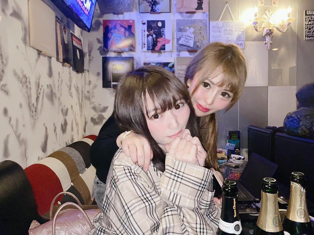 麻衣愛のインスタグラム：「1番の親友らぶちゅ かおがよってるううう」