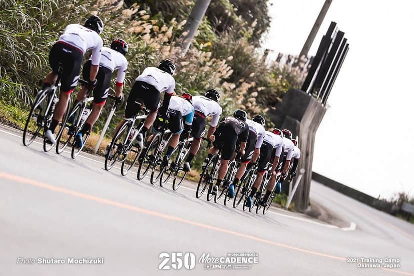 梶原悠未さんのインスタグラム写真 - (梶原悠未Instagram)「🥧 自転車競技のウェアには背中にポケットが付いています🤹‍♀️  ポケットにバナナ🍌やカステラなどの補食を入れて、走りながら食べます😋  バナナはビタミンやミネラル、食物繊維がとっても豊富🥳 さらに、🍌のオリゴ糖は食物繊維と一緒に腸内の善玉菌を増やし、腸内環境を整える働きをしてくれます🤩  腸の働きが低下すると、便秘や免疫力の低下、自律神経の乱れにもつながるので、運動時の補食や間食に🍌おすすめです🥰  #自転車選手の背中 #腸活 #腸内環境 #光英科学研究所 #KOEISCIENCE @koeiscience @kosmostwellness   Photo by @morecadencejp」1月25日 18時54分 - yumi_kajihara