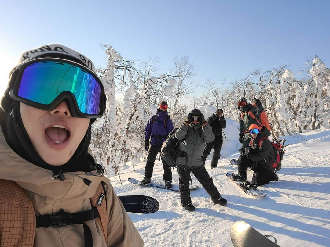 岡本圭司さんのインスタグラム写真 - (岡本圭司Instagram)「REUNIONに続く今年のCOWムービーの撮影で旭川に。 初日はカムイスキーリンクス、2日目はキャンモアからの旭岳で2日間目一杯滑り込んだ。 状況が良くはなかったのに @fieldearth と @keyphoto のアテンドでベストな雪と光を当てることができ、その中で色んなFIELDEARTHのボードにも乗り、スノーボードの深淵を垣間見た。 シーズンと撮影はまだまだこれから。 最高の2日間をありがとう。 #牛乳石鹸  #cowsports  #fieldearth  #hokkaido  #旭川 #snowboarding #werideforever」1月25日 18時56分 - hywod_kj