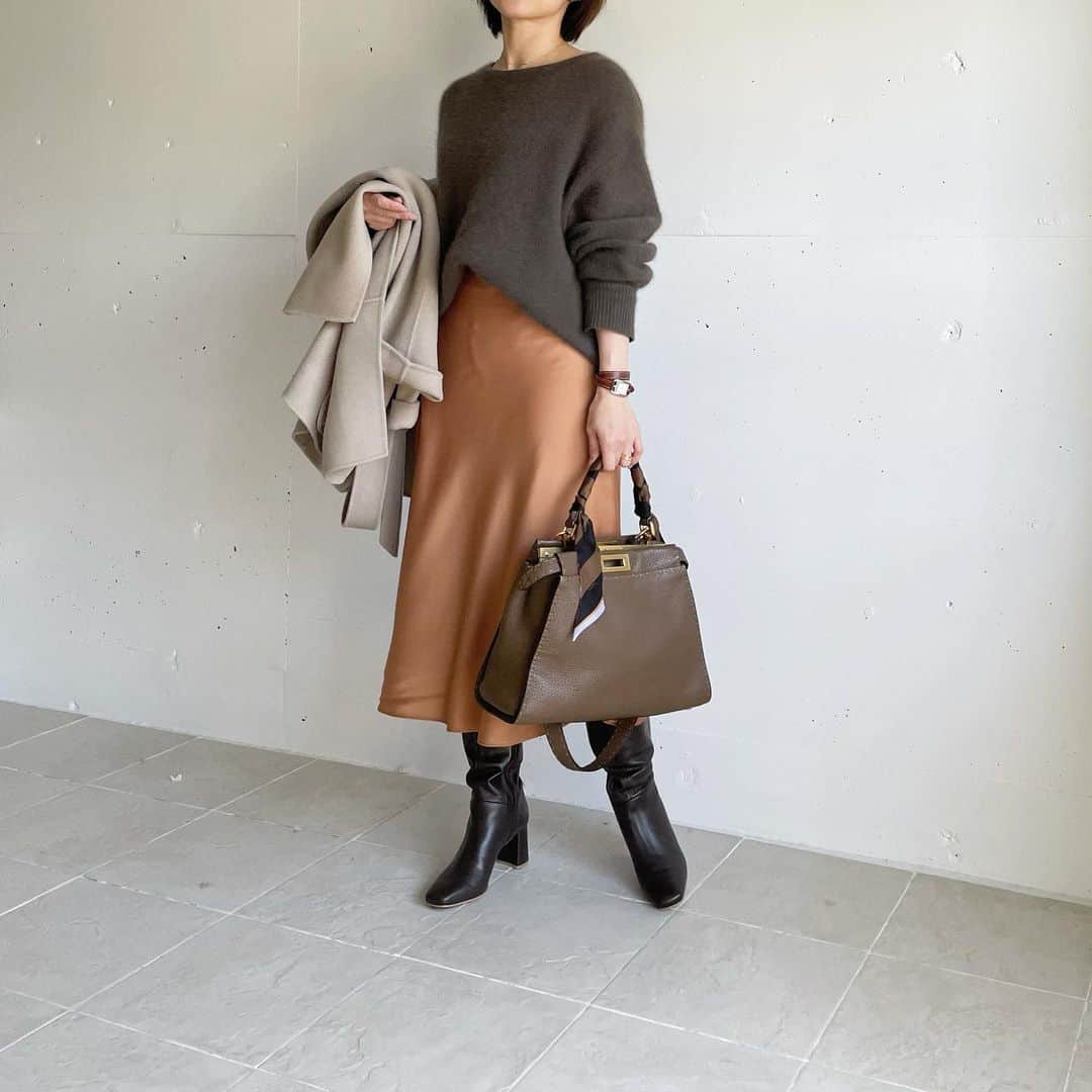 yuさんのインスタグラム写真 - (yuInstagram)「・ @uniqlo #サテンナローフレアスカート 標準丈 ・ 急に気温が上がってちょっとウキウキ◡̈ UNIQLOの新作スカート履いてみた✨ 大好きブラウン・ベージュの差し色に使えそうなオレンジに挑戦🍊 ・ ・ knit: #apartbylowrys skirt: @uniqlo_ginza bag: #fendi shoes: #diana ・ ・ #fashion#coordinate#ootd#outfitoftheday#outfit#locari#mineby3ootd#uniqolnginza#uniqloginza2021ss#153cm#UNIQLO新作#スカートコーデ#大人カジュアル#シンプルコーデ#きれいめカジュアル#ママコーデ#おちびコーデ#低身長コーデ」1月25日 18時56分 - yu.rm