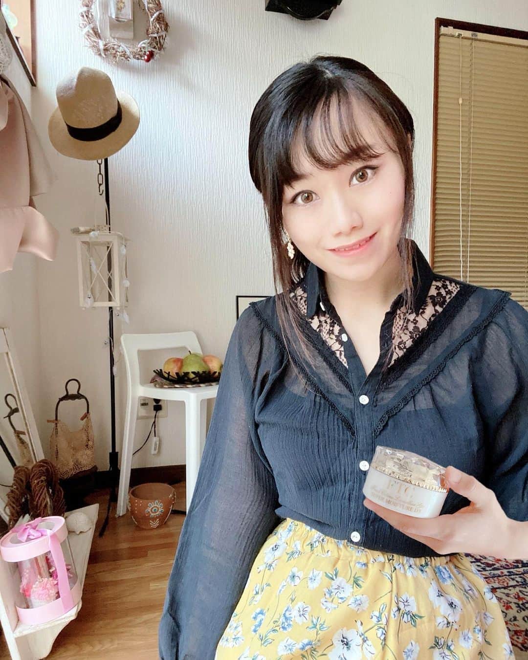 のインスタグラム：「． Favorite beauty goods  気になっていたFTCラメラゲルを お試ししてみました❤️ @ftcbeauty.official  こちら、肌に馴染みやすくて テクスチャーも良いんです✨  お肌がうるおって乾燥しないし、ハリツヤ が感じられるようになったので、続けて 使っていますよ〜✨  高級感があるパッケージも お気に入り(o'ω'o) 蓋がキラキラして可愛いんです❤️  気になる方はぜひ 使ってみてね💕  #FTCラメラゲル#十和子ゲル#オールインワンゲル#君島十和子#ftcbeauty#FTC #ママ#美容グッズ#美肌#美活#美容#美容好き」