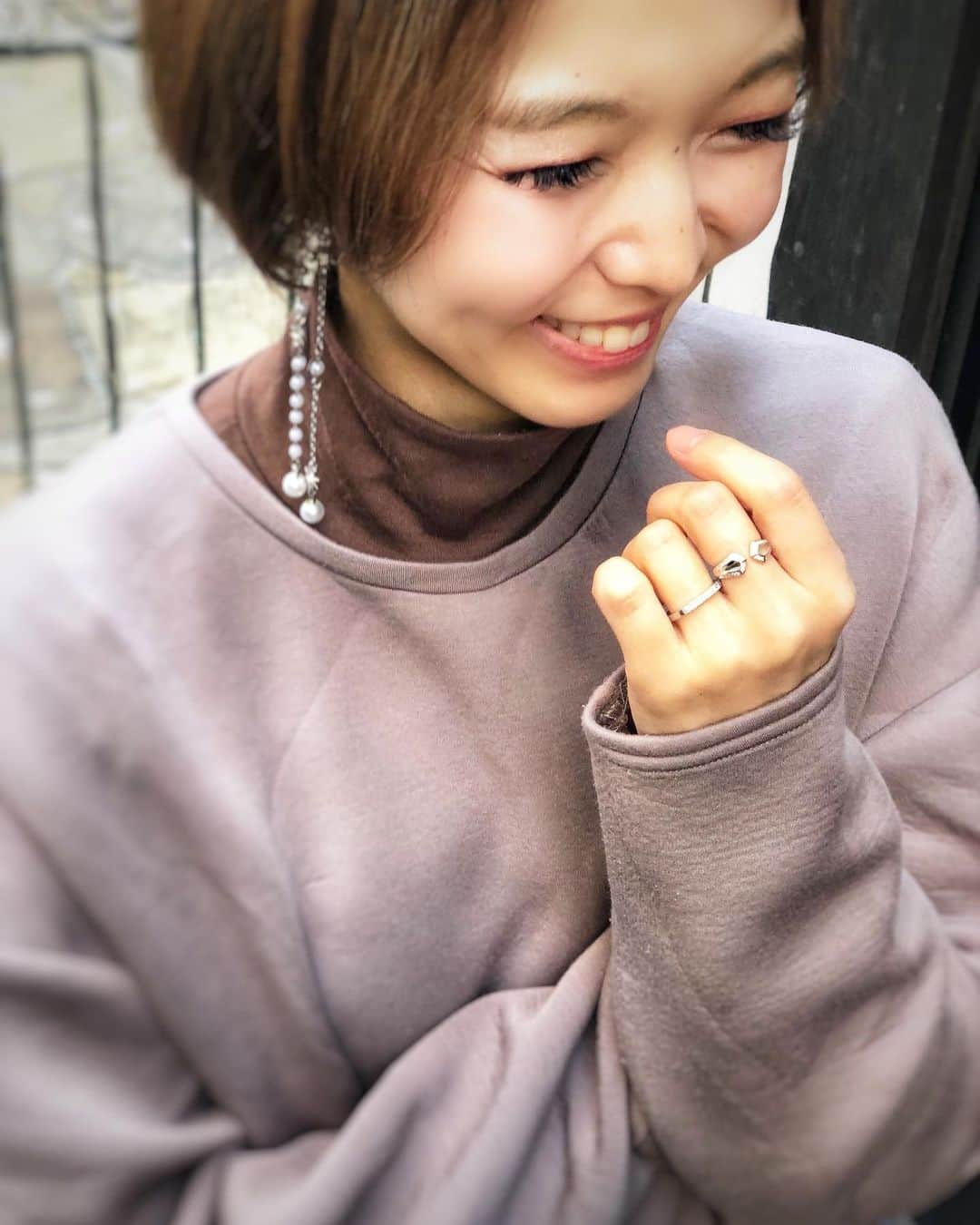 関口未来のインスタグラム：「KIKIYA💍 高級感あふれるシルバーのフォーク指輪  最高ランクの５Aキュービックジルコニアが施されているので、均整のとれた美しい光のラインが品のある輝きを演出してくれます🥳  断面に小さな爪を掘り起こし、石の輝きを限りなく放てるようにしてあるそうで、華奢なのに存在感もきちんとある、そして結婚指輪とも重ね付けしやすく、シンプルなお洋服の時にも指先がおしゃれに🥰🥰  ストーリーズにURLはりました！ 28日まで10％OFFクーポンを配布しているそうなので、ぜひおうちでポチと活用してみてね📲  ＠kikiyastore  #kikiya #pr #ママコーデ #男の子ママ  #新米ママ #新米ママと繋がりたい  #おしゃれさんと繋がりたい  #おちびコーデ  #148cmコーデ  #低身長コーデ #低身長の人と繋がりたい  #新米ママ #新米ママと繋がりたい  #産後11ヶ月  #読モ #今日のコーデ #ootd #コーディネート #読者モデル #おちびコーデ  #おちびの輪 #フォロワー募集中」