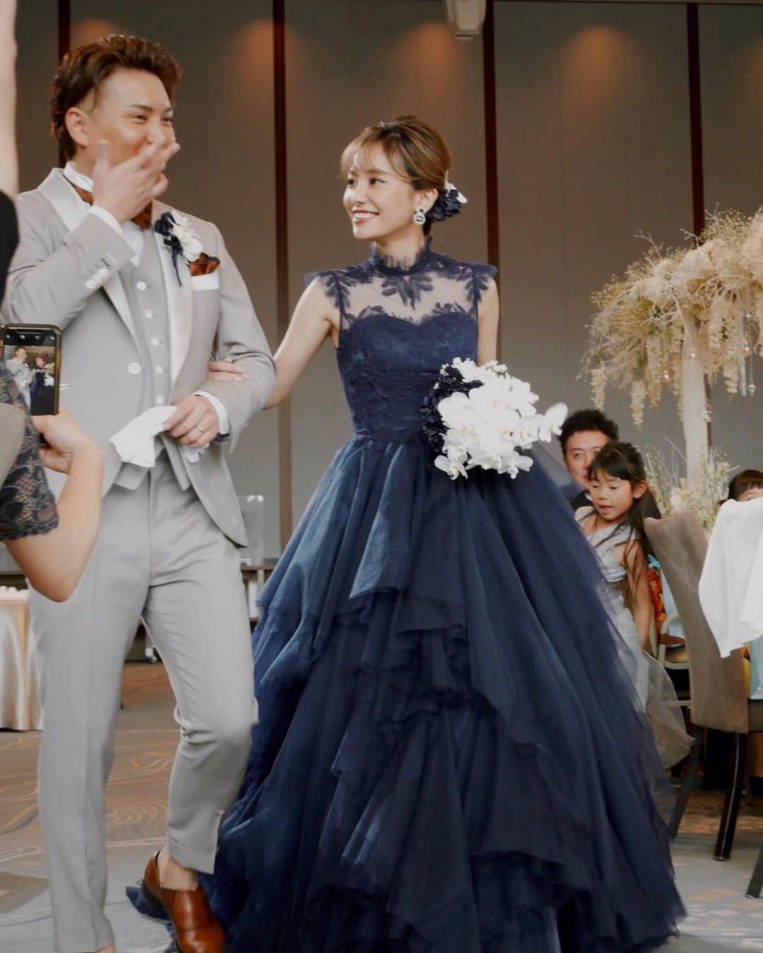 宮本沙恵のインスタグラム：「お色直しのカラードレスはネイビーに🤍 dress/LEAF FOR BRIDES . 妹の結婚式は私が中座だったので、今回はお返し✨ 両親への手紙はまさかの一言目で涙溢れて 「おどぉうさぁぁん😫」って。 自分でもビックリ🤣涙もろくてダメだ🤣 . 両親への手紙/レディーガガ　shallow (ピアノ演奏〜花束贈呈でCD音源に繋げました🎹)  #結婚式#テーブルコーディネート#装花#披露宴#花嫁#ウェディングドレス#挙式#パレスホテル東京#パレス挙式」