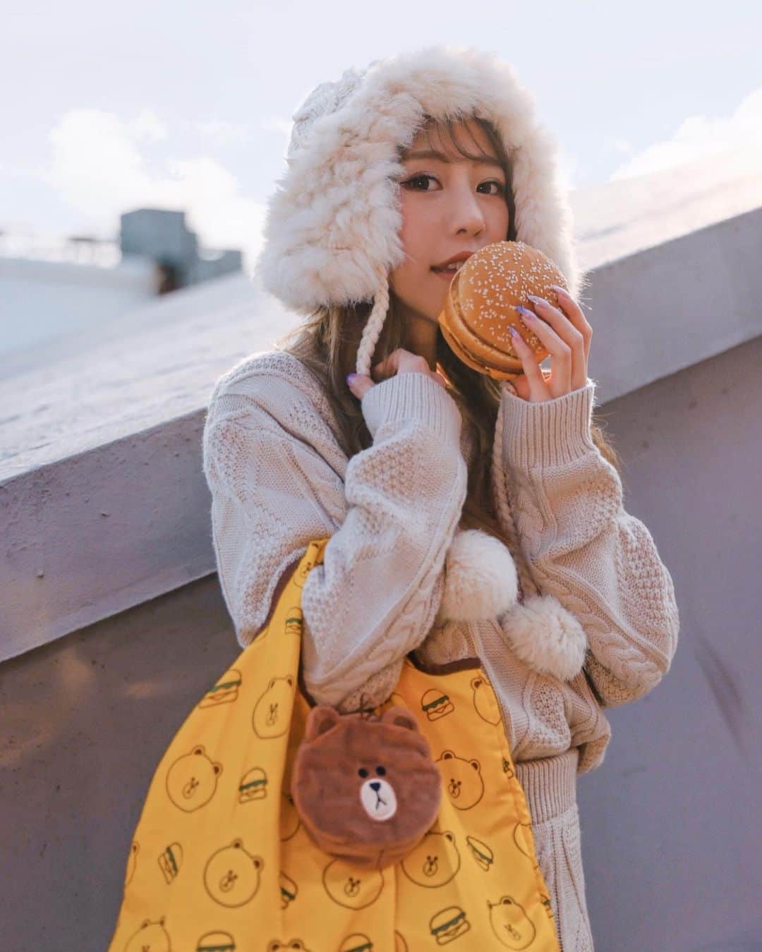 のインスタグラム：「#McDonalds #開春熊有禮  熊大粉們～注意⚠️ 2021年麥當勞與熊大攜手合作啦🎉 想知道今年推出的是什麼嗎？ 照片用力的往右滑過去～～ 熊大盒子的小耳朵也太犯規了吧！！這樣怎麼忍心拆開餒🥺 今年推出的是熊大雙層帆布包、熊大摺疊手提袋  熊大雙層帆布包拿來收納超 實 用，可以帶出門當工作包 另外有個可愛的熊大吊飾 猜猜他是什麼咧？ 登登✨裡面是 熊大摺疊手提袋!! 把裡面的折疊展開是一個手提袋  外出買東西就不用再找袋子或是另外買袋子 超環保，我媽也會提著他去買菜 完全是環保神隊友 1/27起全台麥當勞都有買得到喔！ 熊大雙層帆布包 1/27~2/23  熊大折疊手提袋 2/3~2/23 套餐加購369元、單買399元  熊大粉們手腳要快 限量販售65000個～你們知道的😏  #麥當勞 #McDonalds #開春熊有禮」
