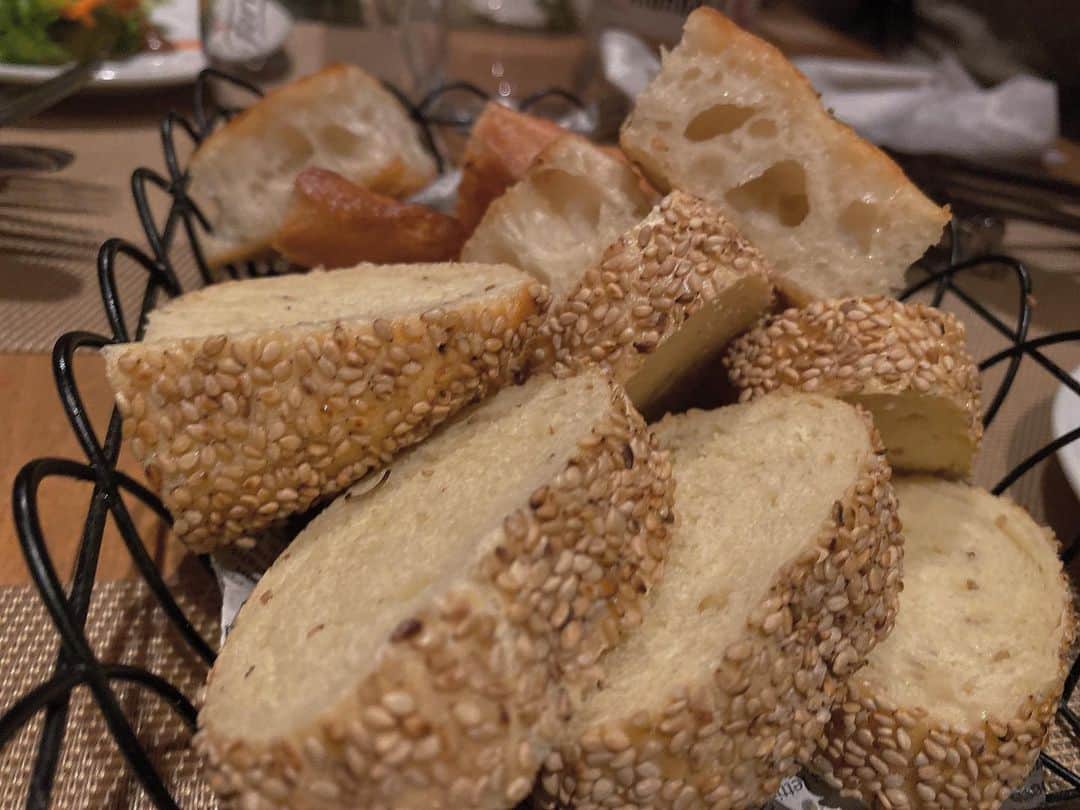 佐藤海里のインスタグラム：「. . . #bread   #lunch #lunchtime 🍞」
