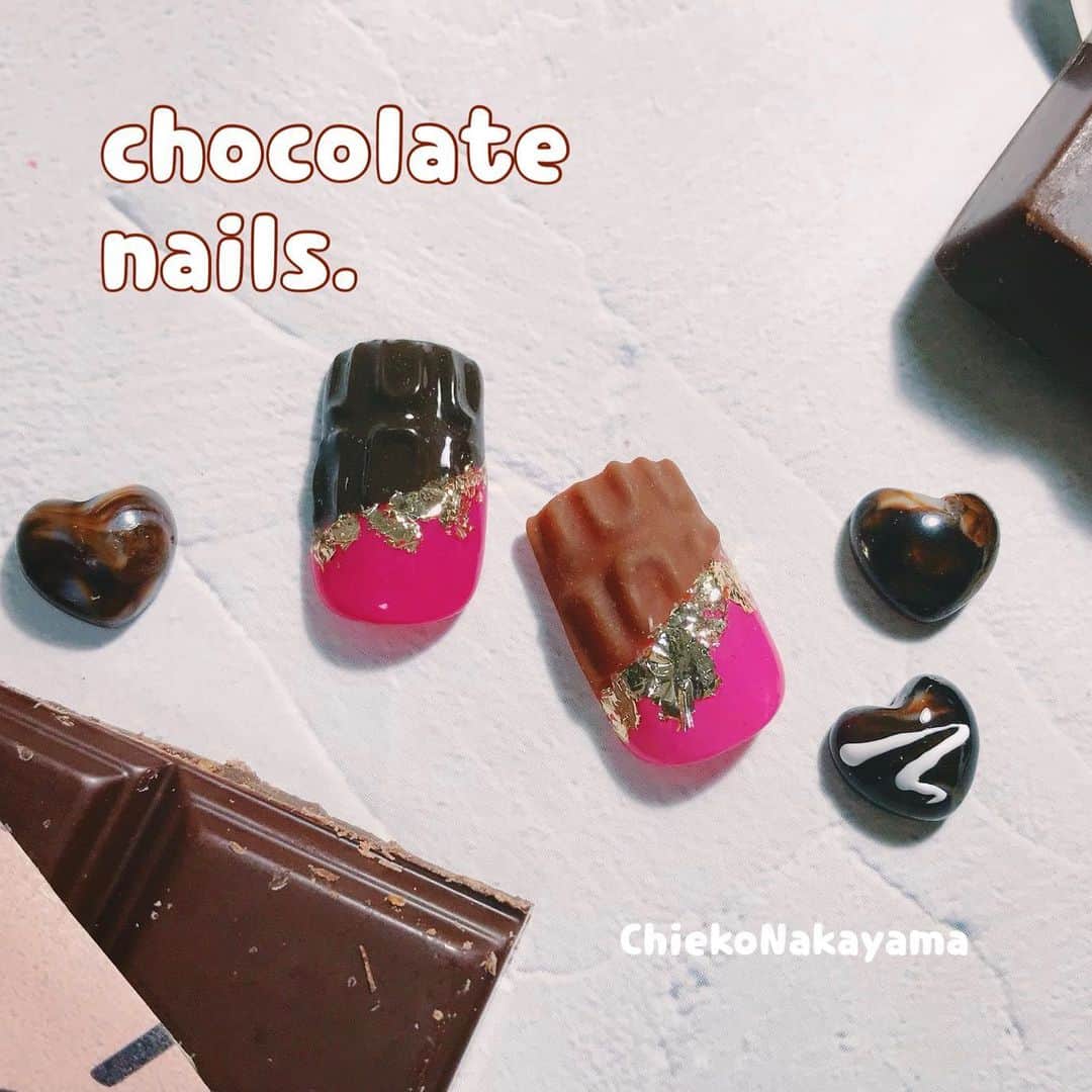 なかやまちえこのインスタグラム：「chocolate nails.⠀ ⠀ インスタライブでの使用商材は、⠀ PREGEL⠀ Muse M583 ローズピンク⠀ ex 258 Cacao⠀ ビジュー⠀ ⠀ Betty gel⠀ シャイニングトップ⠀ フロスティングマット⠀ スカルプティング ジェル⠀ ⠀ PREXY⠀ 箔⠀ ⠀ 筆はBetty gel  3 スクエアとPREGEL RB 10/0 です☺️⠀ ⠀  PREGEL・Betty gel・きまぐれキャット・PREANFA・PREXY商品は、⠀ ネイリストの方は↓ ⠀ プリモール @nail_premall ⠀ http://gelnailshop.com/ ⠀ ⠀ キャンディポケット @candypocket_official ⠀ http://www.beautysupport.jp/sm/script_main/shoptop.php ⠀ ⠀ セルフの方は↓ ⠀ ジョイアート @joyartofficial ⠀ http://joyart.biz/ ⠀ ⠀ にて購入頂けます☺️⠀⠀  ⠀ @pregelofficial @bettygel_official @prexyofficial @kimagure_cat_whim  #nail #nails #nailart #ネイル #美甲 #ネイルアート  #japanesenailart #manucure #japanesenails #manicurist #gelnails #أظافر #네일아트 #미용 #vẽmóng #ngườiđẹp  #เพ้นท์เล็บ #искусствоногтя #artedeuñas #เพ้นท์เล็บเจล #ジェルネイルデザイン #ネイルデザイン #senikuku #nagelkunst #valentinenails #バレンタインネイル #バレンタイン #valentine #チョコレートネイル #chocolatenails」
