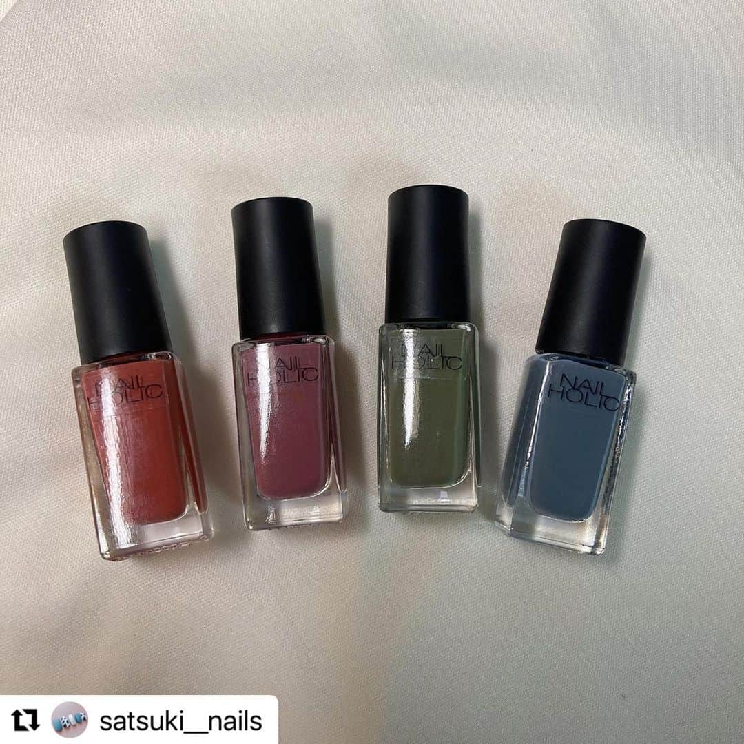 NAIL HOLICさんのインスタグラム写真 - (NAIL HOLICInstagram)「#Repost @satsuki__nails 様 素敵なご投稿ありがとうございます🙇‍♀️ これからも皆様に買ってよかったと思っていただけるカラーを発売してまいります✨ ・・・ 今年買ってよかったネイルシリーズ﻿ NAIL HOLIC バージョンです😊﻿ ﻿ ﻿ ﻿ 〇NAIL HOLIC ﻿ ﻿ ﻿ ・色のバリエーションが多く欲しい色が必ず見つかる🔍﻿ ﻿ ・細筆で塗りやすく、失敗しにくい﻿ ﻿ ・速乾性〇﻿ ﻿ ・発色も良いものが多いので◎﻿ ﻿ ・300円！安い！﻿ ﻿ ・色々なところで売っているので買いやすい﻿ ﻿ ・デザインがスタイリッシュで可愛い﻿ ﻿ ・かなり持ちがいい！﻿ ﻿ ﻿ ﻿ ﻿ 前回キャンメイクVer.を投稿したので、今回はネイルホリックVer.をしてみました！﻿ ﻿ ﻿ これからGENEネイルVer、ダイソーのフレンドネイルVer、URGLAMネイルVerを投稿していく予定です☺️﻿ ﻿ ﻿ ﻿ ご覧いただきありがとうございました🙇‍♀️✨﻿ ﻿ ﻿ ﻿ #さっぽんねいる﻿ ﻿ ﻿ #さっぽんの今年買ってよかったシリーズ #ネイルホリック #nailholic #秋ネイル #冬ネイル #ネイル #nail #nails #nailart #ネイルカラー #カラーネイル」1月25日 18時59分 - nailholic_kose