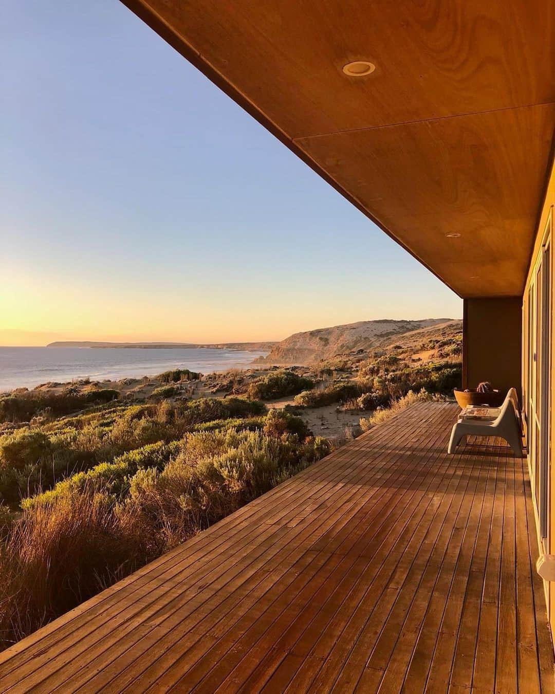 Australiaさんのインスタグラム写真 - (AustraliaInstagram)「Perfect place for a sundowner, don’t you think? 🥂 This idyllic view is coming to you from @camel_beach on the @eyrepeninsula. The 250-acre oceanfront property overlooks the secluded Mt Camel Beach and is a special spot for a coastal getaway. Relax on the deck with some of the regions legendary fresh oysters and a glass of wine, soaking up the surrounding wilderness and vast stretches of golden sand. Yes, please! 🙏 #seeaustralia #SeeSouthAustralia #eyrepeninsula #holidayherethisyear」1月25日 19時00分 - australia