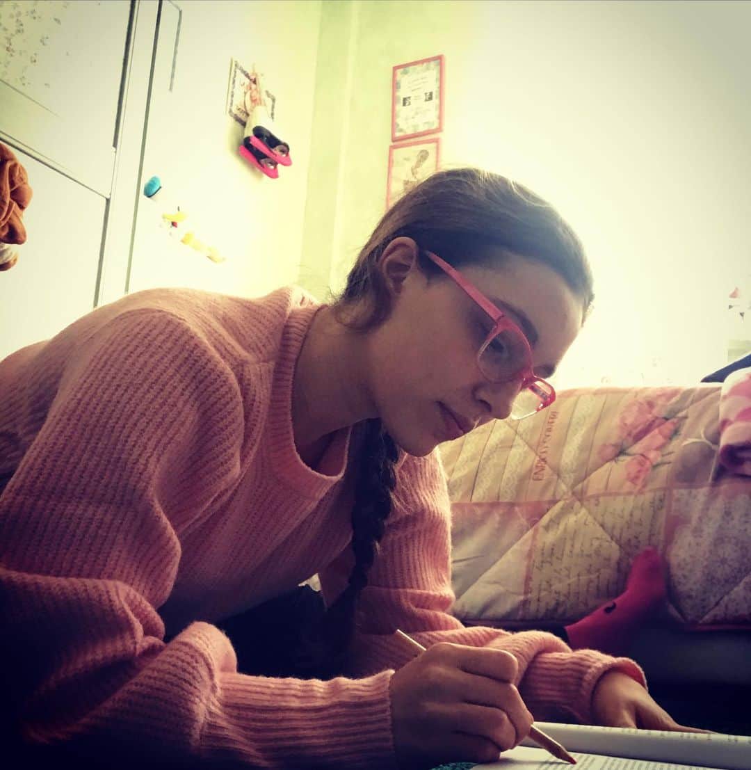 ジャダ・ルッソのインスタグラム：「Lo studio, la ricerca della verità e della bellezza sono una sfera di attività nella quale è consentito di rimanere bambini per tutta la vita. (Albert Einstein) - Tesi....work in progress 📚🖋 @uniecampus  - - - - - #uniecampus#tesitime#books#studying#dreaming#trustyourself#thebestchoice✅✅✅」