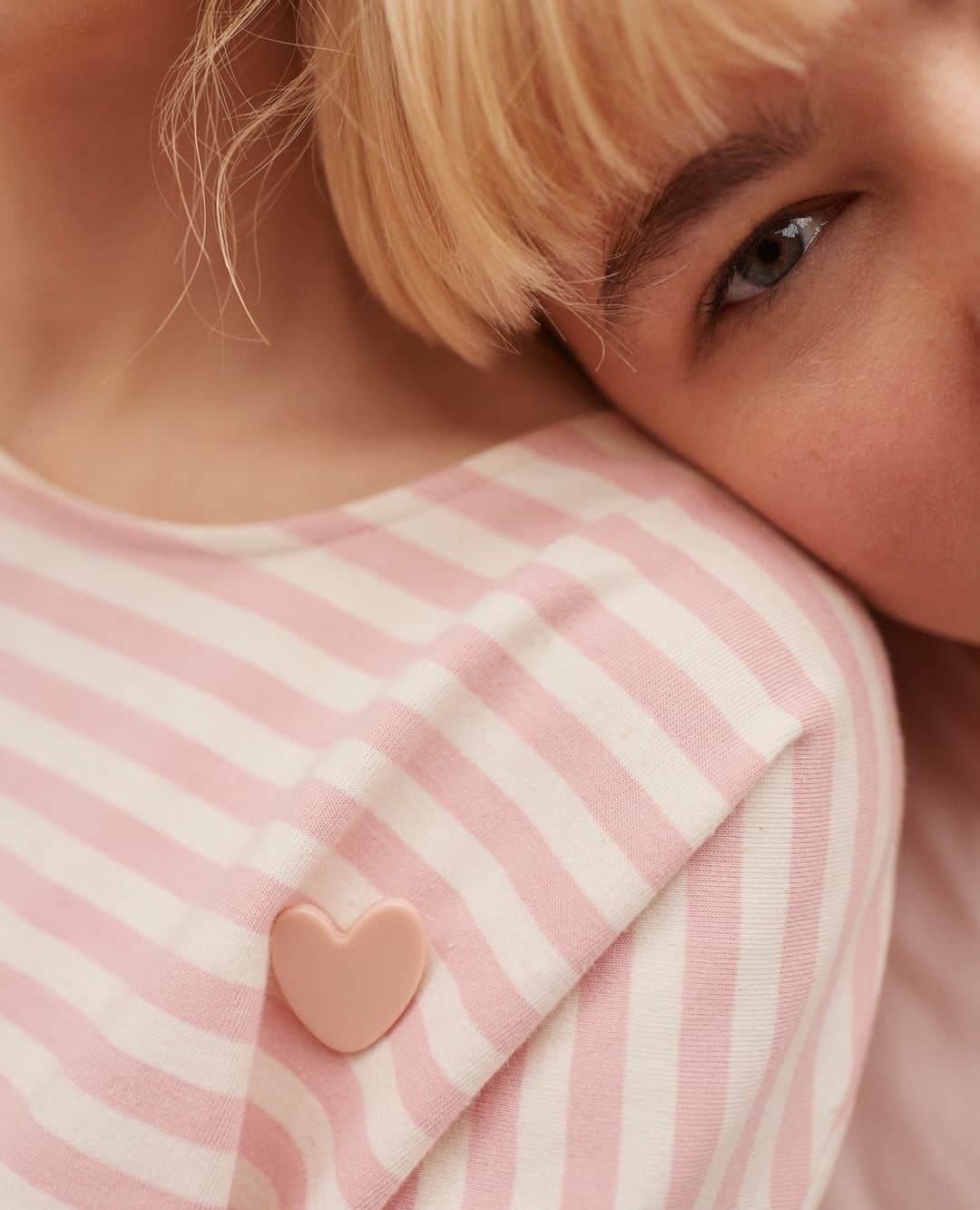 デプチオーのインスタグラム：「La marinière Judi et ses emmanchures décalées, est incontournable en écru/bubble (et sa broche cœur est incluse!) ♥️⁠ ⁠ Rendez-vous en story dans la journée pour découvrir la gagnante de notre jeu concours ROSIE 🌸⁠ ⁠ #despetitshauts #despetitshautsaddict #despetitsmoments #rosie #lavieenplusjoliedepuis20ans #lavieenplusjolie」