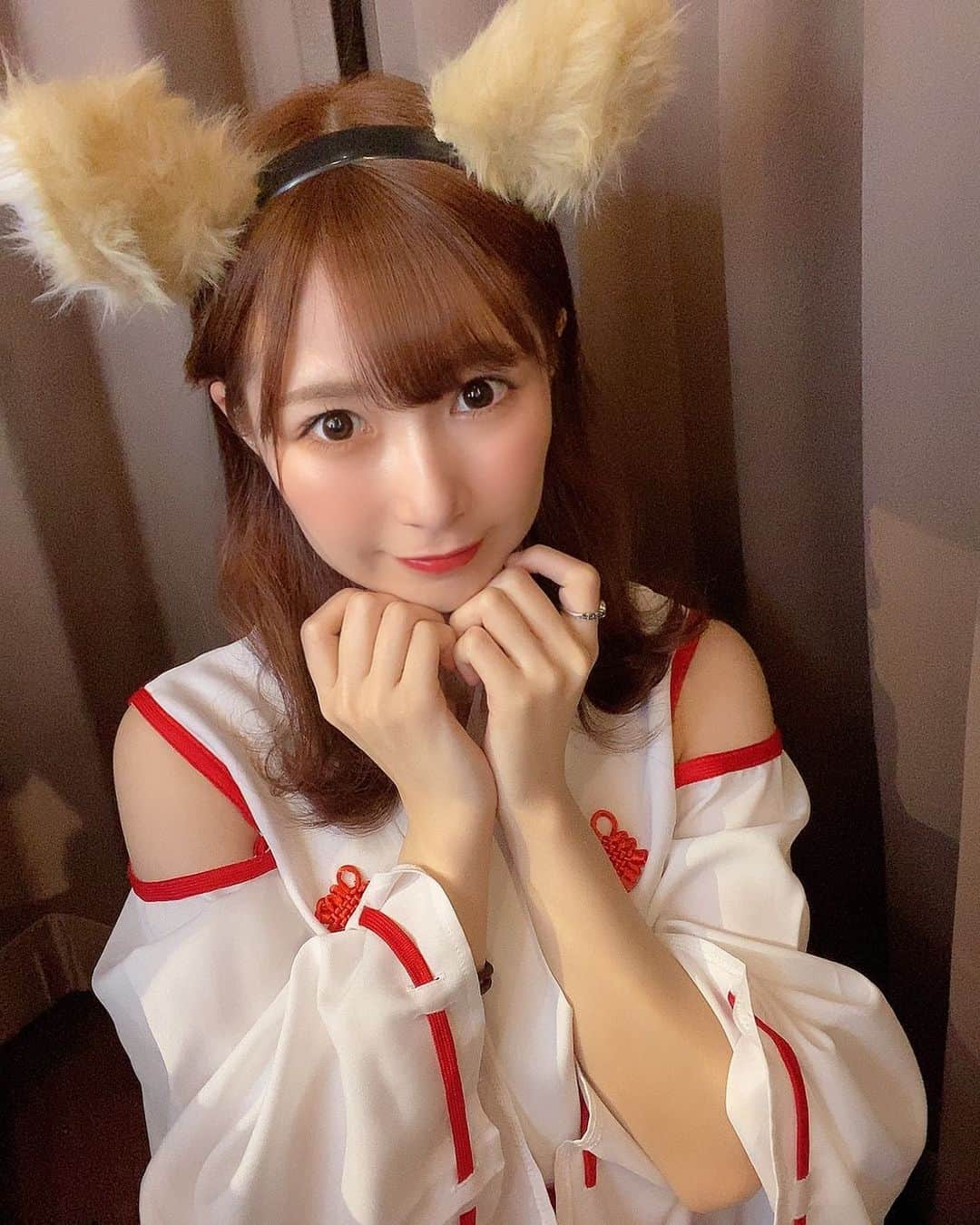 伊藤里織さんのインスタグラム写真 - (伊藤里織Instagram)「キツネ巫女ฅ^•ﻌ•^ฅ . かわいかろ〜？？ . . . #マジック界のパイオニア #グラビアトリッカー #マジシャン #グラビアアイドル #水着 #偶像 #自撮り #自拍 #インスタグラビア #instagravure #gravure #beauty #japanesegirl #日本的 #性感內衣 #性感 #内衣 #泳衣 #粉我 #ファインダー越しの私の世界 #撮影会 #japan #コスプレ #巫女 #キツネ」1月25日 19時02分 - saochu_a10