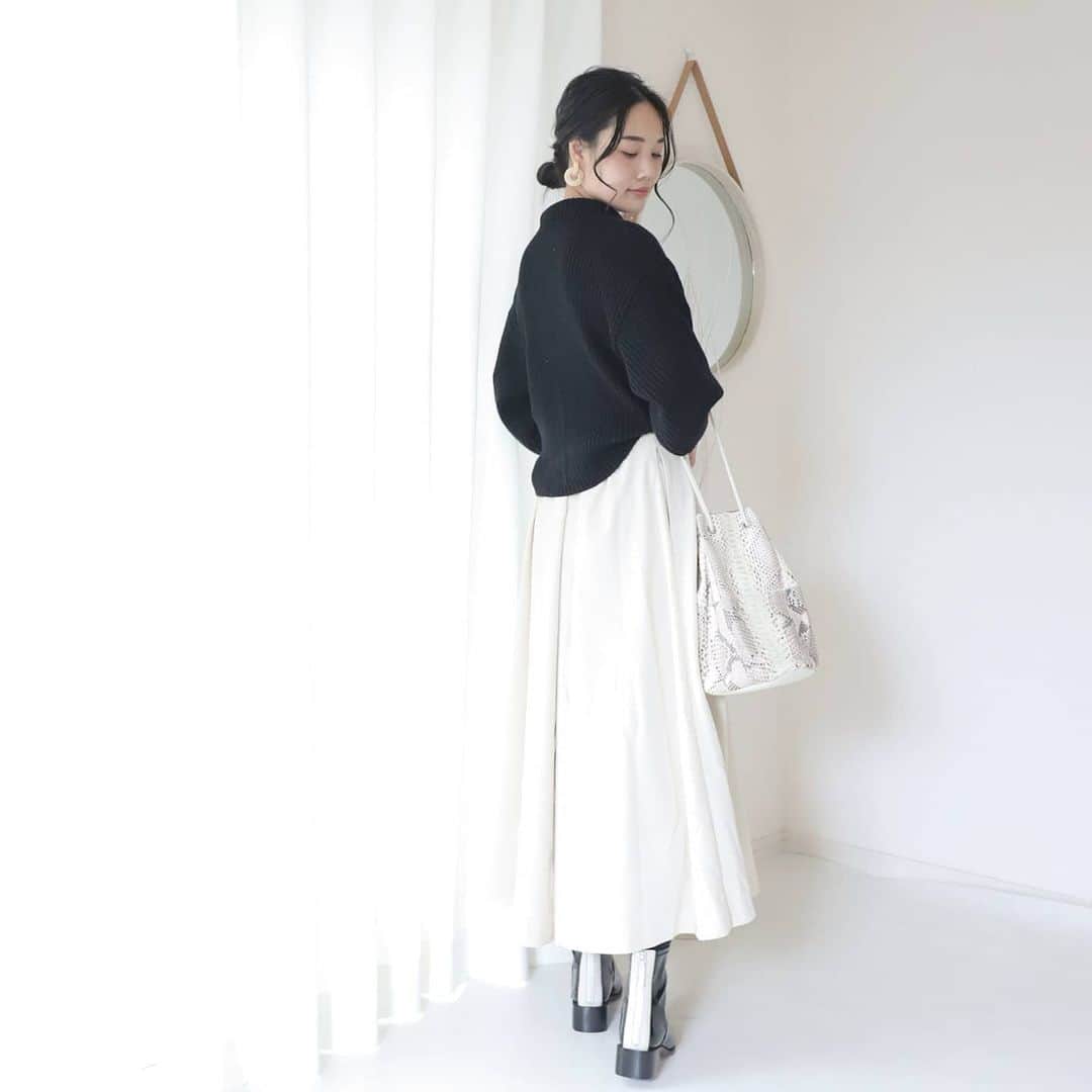 Eri Satoさんのインスタグラム写真 - (Eri SatoInstagram)「ivory×blackコーデ · knit: @titivatejp bag:@marco.masi.milano shoes: @lisavicky_japan · シンプルコーデ。 パイソン柄のバッグが欲しくてめちゃくちゃ探して、ついにメルカリでGETしました。笑 なかなか理想的なの無くて😂 白っぽいの、珍しいよね😲✨ · 今日は息子を怒ったら壁に穴開けられました😇 男子ロクなことしない😇 6歳でこれでしょ。 思春期どうなるの？😇 · #titivate #ニット#高身長コーデ#ママコーデ#カジュアルコーデ#ニットコーデ#ワンピースコーデ#リサビッキー#マルコマージ#パイソン柄 #fashion#ootd#outfit#code#coordinate#style#ファッション#コーディネート#コーデ#プチプラ#プチプラコーデ#mamagirl#locari#partegram#カジュアル#お洒落さんと繋がりたい#pr」1月25日 19時03分 - satoeri626