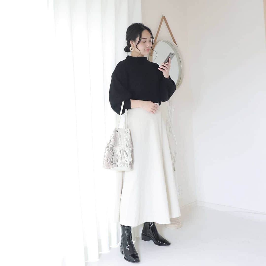 Eri Satoさんのインスタグラム写真 - (Eri SatoInstagram)「ivory×blackコーデ · knit: @titivatejp bag:@marco.masi.milano shoes: @lisavicky_japan · シンプルコーデ。 パイソン柄のバッグが欲しくてめちゃくちゃ探して、ついにメルカリでGETしました。笑 なかなか理想的なの無くて😂 白っぽいの、珍しいよね😲✨ · 今日は息子を怒ったら壁に穴開けられました😇 男子ロクなことしない😇 6歳でこれでしょ。 思春期どうなるの？😇 · #titivate #ニット#高身長コーデ#ママコーデ#カジュアルコーデ#ニットコーデ#ワンピースコーデ#リサビッキー#マルコマージ#パイソン柄 #fashion#ootd#outfit#code#coordinate#style#ファッション#コーディネート#コーデ#プチプラ#プチプラコーデ#mamagirl#locari#partegram#カジュアル#お洒落さんと繋がりたい#pr」1月25日 19時03分 - satoeri626