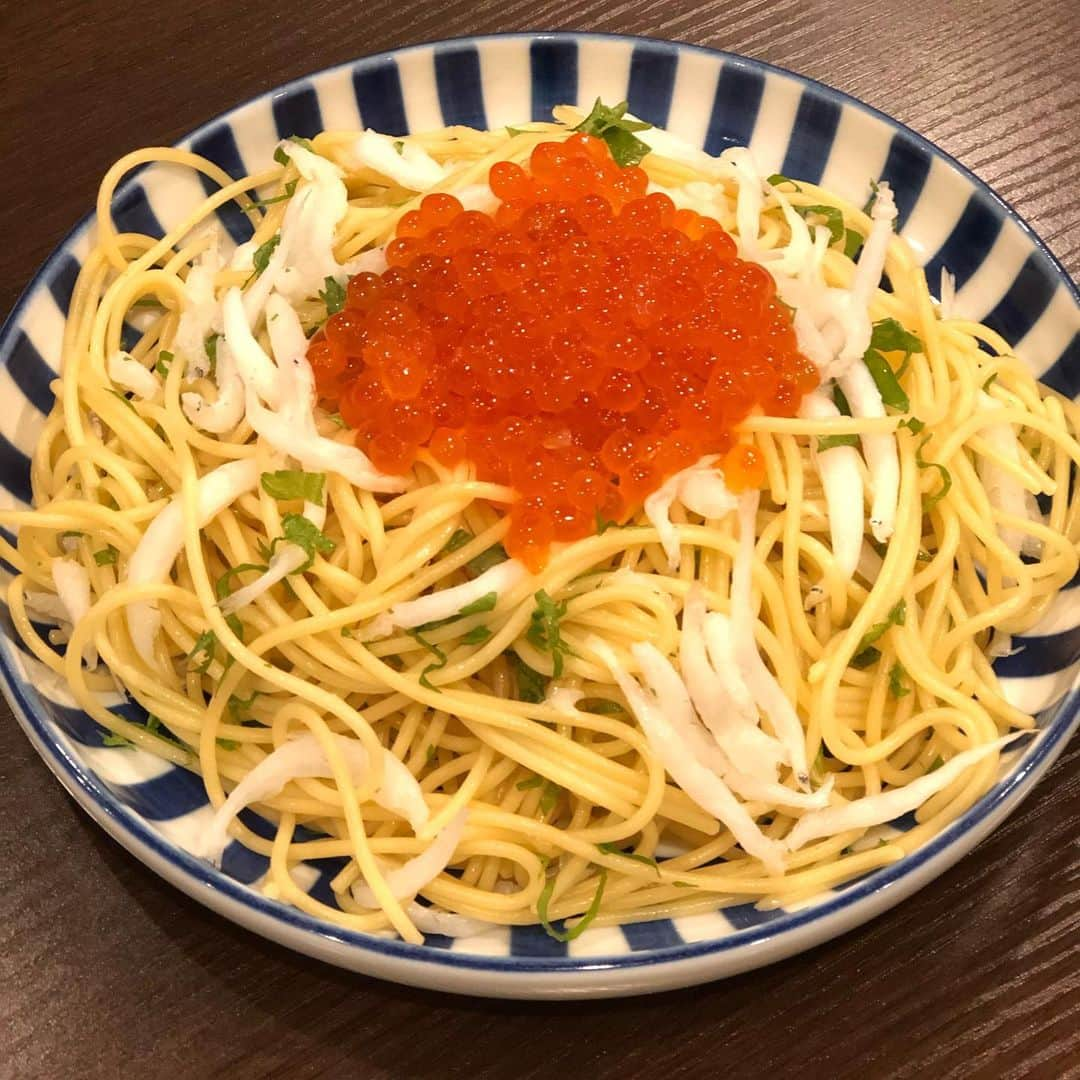 悠未ひろのインスタグラム：「頂いたイクラ😃❤️  大葉と白魚とイクラの和風パスタ🍝 バターしょうゆで味付け  イクラのアップです！美しさにテンション上がります😆  サーモンのマリネにイクラ乗せ🥰 親子の再会でごさいます！ 鮭と卵✨  #いくらまつり開催  #いくら #イクラ #いくらのおにぎり食べたい #残りでやろうかな #パワーフード  #イクラパスタ #白魚 #バターしょうゆ #パスタ  #サーモンマリネサラダ #サーモンイクラ #鮭といくら  #テンションアップ #イクラの美しさよ #贈り物 #ありがとう #たまの贅沢」