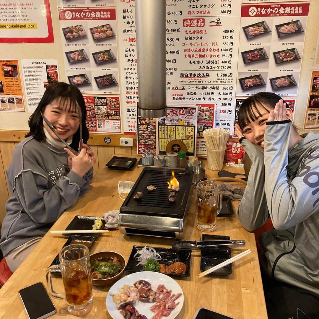 なかの食鶏十三店さんのインスタグラム写真 - (なかの食鶏十三店Instagram)「お世話になっております！！ なかの食鶏十三店です🐓🌟 今日は、いつもの2人がチキン女子会だそうです🐔🍶🍻なかの食鶏十三店は店内ド大衆昭和酒場ではありますが、女子会も大歓迎&日夜開催されてます🤩なのでお気になさらずで女子会バンバン開催して下さい🍻🐔🍻 スーパーダクト完備で換気設備！スーパーアルコール消毒徹底！イケメン、べっぴんが行う検温！この三種の神器が揃っていますので安心してご飲食して頂けます✨✨✨ 大変な時期ではありますが、スタッフ一同心より御来店をお待ちしております🐔🐓🐔 #なかの食鶏  #なかの食鶏十三店  #焼鳥  #焼き鳥  #大阪グルメ  #十三グルメ  #今日も笑顔に囲まれて  #幸せでしかない  #笑顔しか勝たん  #そして今宵も  #パーマは格別仕上げ #どんだけパーマ推すねん #気に入ってるからええやん #それよりおすすめの部位推せよ #それじゃあ言いいます #本日のおすすめの部位は #どぅるるるるる  #どぅん！ #鶏肉です！ #いやなんの！？」1月25日 19時06分 - nakanoshokkei.juso