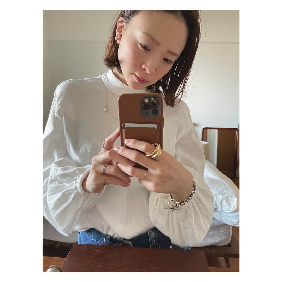 野尻美穂のインスタグラム：「春メイクと着けてるアクセ。 もうアウター飽きたなぁ🤔 マスカラベージュもなかなか使える〜☺️  #春コスメ」