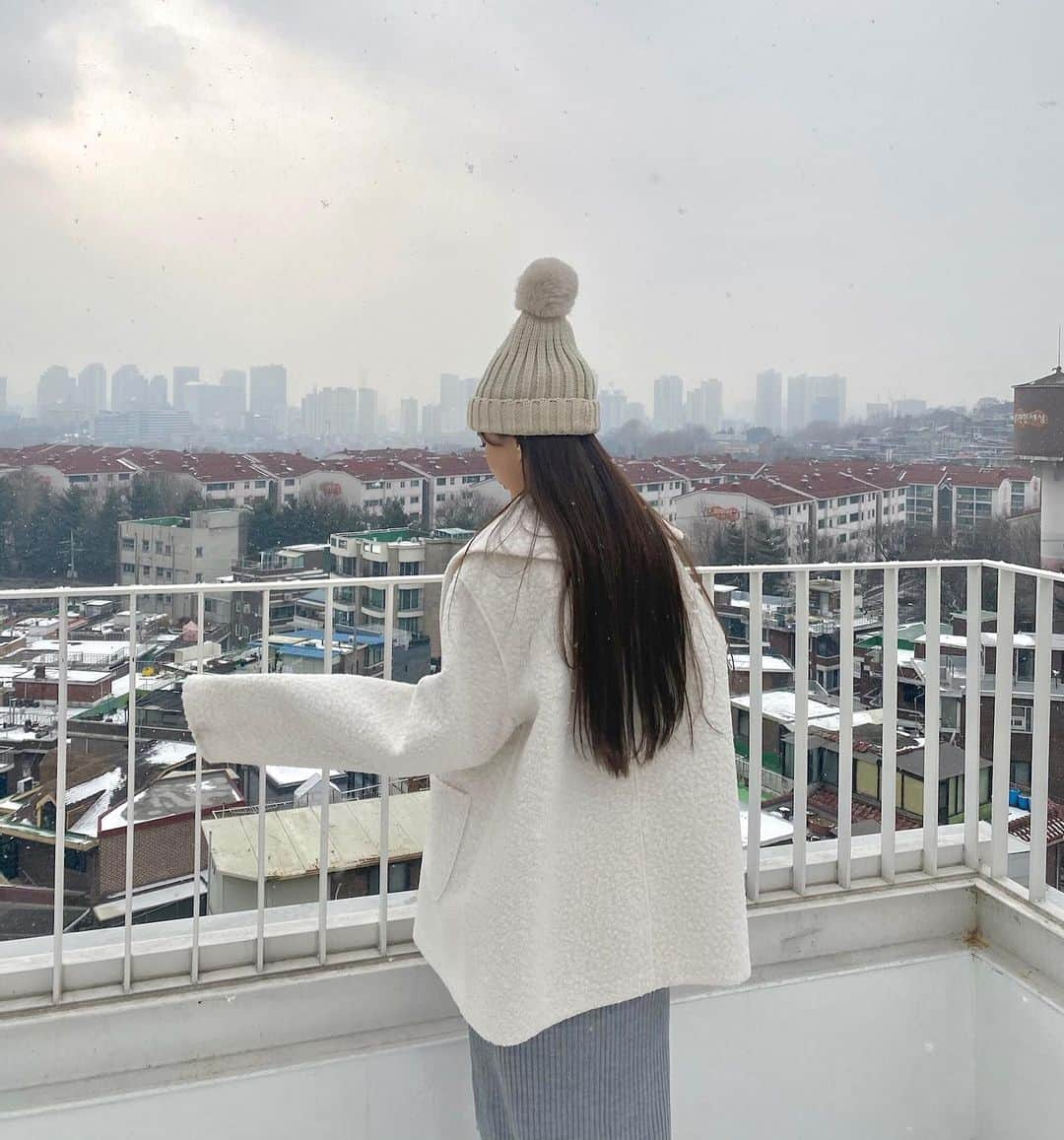 ハン・アルムソンイさんのインスタグラム写真 - (ハン・アルムソンイInstagram)「곧 8시 오픈하는 세라자켓✨  넘 귀엽됴? 올겨울 진짜 교복처럼 입고있어요 겉감은 뽀그리 안감은 무스탕 재질로 가볍지만 따수운? 카라 디테일이 얼굴 소멸하게 해주는 기여운 자켓이에요😃  아이보리/블랙/베이지 3컬러 진행하고 코디에 따라 캐주얼하게, 여성스럽게 여러가지 룩이 연출가능해서 집히는대로 입어도 예쁘다구용  제 원픽은 얼굴 반사판 켜주는 아이보리!! 청순한 느낌으로 너무 예뻐요 증말 ㅠㅠ  선착순 10분에겐 같이 코디한 앙고라머리띠🐰🤍 보내드릴게요! (입고가 늦어질경우 개별적으로 발송됩니당!)  1차 바배수량은 마감후 수요일 발송, 2차 프리오더는 7-10 배송일정도 생각해주세요! 프리뷰 올라가있어요!  한시간뒤 만나요 @loberrymarket」1月25日 19時18分 - areumsongee