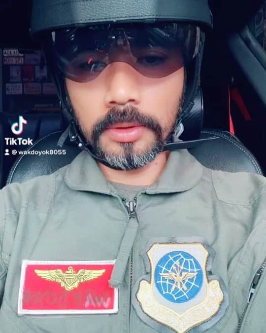 のインスタグラム：「Top gun maverick nak take off 😌 #cacat #topgunmaverick #TakPanaske #AkuYangPakaikoYangPanas #KodahKenapa #WdCigar #MegWak #WakDoyok #LegasiWakDoyok #WDLifeStyle #WakDoyokFC #BeardedGentlemen #Sedagher #MensWear #Fashion #MensFashionReview #StreetFashion #Dapper #Ootd #Style #MensFashionPost #TheMenClub #MenWithClass #Details #Sartorialist #Pittiuomo #Class #British #Usa」