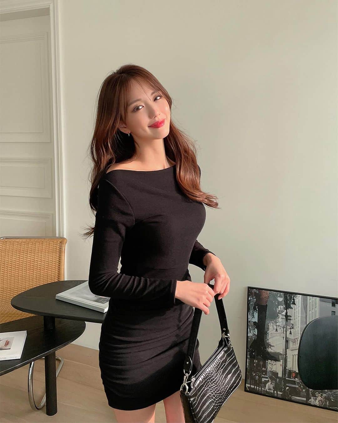 Chuuのインスタグラム：「🎀츄X셀럽쇼퍼🎀  @seoji72 서지님이 셀렉한 이 상품은~ 쇄골이 드러나는 섹시함이 돋보이는 미니 원피스에요! 전체적으로 바디라인이 슬림하게 연출되는 핏이에요! 전체 허리부터 밑단까지 자연스러운 셔링 디테일이 포인트에요! 서지님의 코디를 츄에서 만나보세요🙌🏽  #chuu#츄#셀럽쇼퍼」