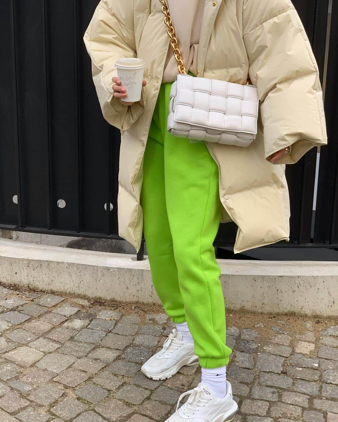 レオニー・ハンネさんのインスタグラム写真 - (レオニー・ハンネInstagram)「At least Monday is a good reason for lots of coffee 😬💚 Anzeige/Tags #ootd #bottegaveneta #joggers」1月25日 19時11分 - leoniehanne