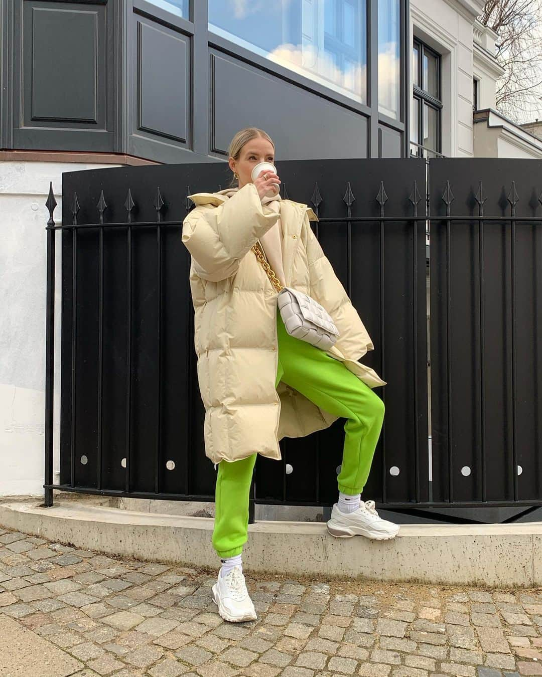 レオニー・ハンネさんのインスタグラム写真 - (レオニー・ハンネInstagram)「At least Monday is a good reason for lots of coffee 😬💚 Anzeige/Tags #ootd #bottegaveneta #joggers」1月25日 19時11分 - leoniehanne