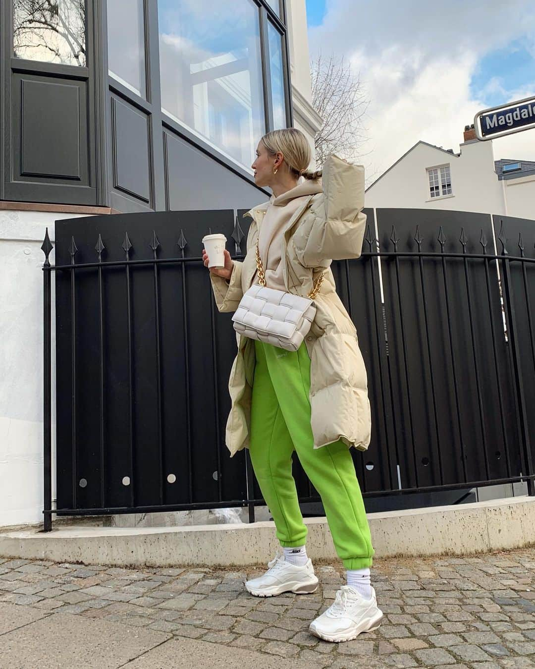 レオニー・ハンネさんのインスタグラム写真 - (レオニー・ハンネInstagram)「At least Monday is a good reason for lots of coffee 😬💚 Anzeige/Tags #ootd #bottegaveneta #joggers」1月25日 19時11分 - leoniehanne