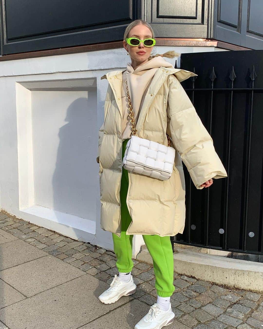 レオニー・ハンネさんのインスタグラム写真 - (レオニー・ハンネInstagram)「At least Monday is a good reason for lots of coffee 😬💚 Anzeige/Tags #ootd #bottegaveneta #joggers」1月25日 19時11分 - leoniehanne