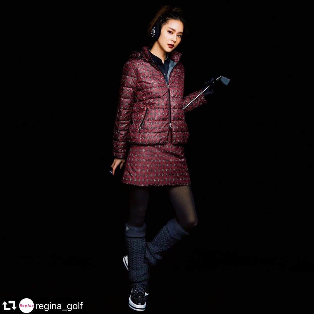 山口りさのインスタグラム：「#repost @regina_golf ・・・ セント・アンドリュースから最旬スタイルが到着！  高級感のあるツイード柄のプリントで防寒スタイルをクラスアップ 英国のツイード生地ブランド「LINTON（リントン）」のオリジナルツイード柄をプリントで表現したダウンのセットアップ。暖かさはもちろん、リッチな見た目と存在感で冬の防寒アイテムをグレードアップ。着膨れしない美しいシルエットで、スッキリと着こなせます。  ブルゾン￥62,000、スカート￥30,000、ポロシャツ￥15,000、イヤーマフ￥4,500、レッグウォーマー￥7,800、シューズ￥32,000　グローブ〈片手〉／参考商品（以上セント・アンドリュース）　タイツ、クラブ／私物  #reginagolf #ゴルフ女子 #女子ゴルフ #おしゃれゴルファー #ゴルフ女子コーデ #インスタゴルフ部 #ゴルフ #ゴルフ女子と繋がりたい #ゴルフウェア #ゴルフコーデ #ゴルフ大好き #インスタゴルフ #女子ラウンド #ゴルフ好き #ゴルフ初心者 #ゴルフ好きと繋がりたい #golfgirl #golstagram #golfwear #golflife #lovegolf #ゴルフ雑誌Regina（@regina_golf）#Regina2020秋冬号掲載中！  撮影／黒沼諭（aosora）　スタイリスト／若狭惠美　ヘア＆メイク／山口理沙（＋nine）　モデル／ATSUKO」
