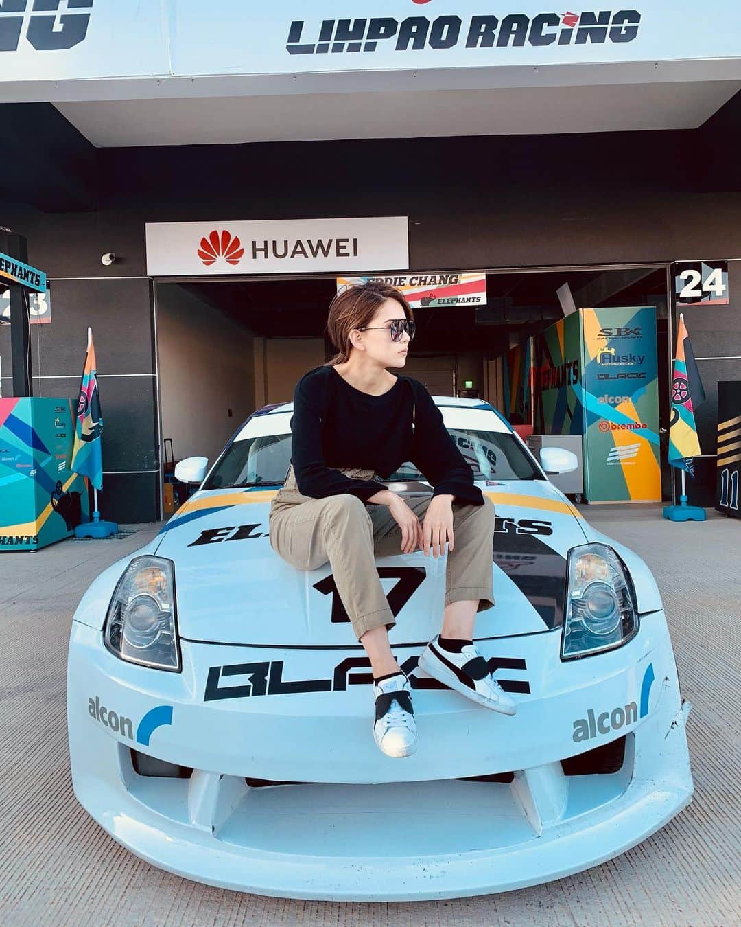 ハンナ・クインリヴァンのインスタグラム：「姐不是蒙娜麗莎，不會對每個人都微笑。  #叱咤風雲 #囂張只是我不習慣微笑  #莉莉 #姊把敵隊的車坐在屁股下」