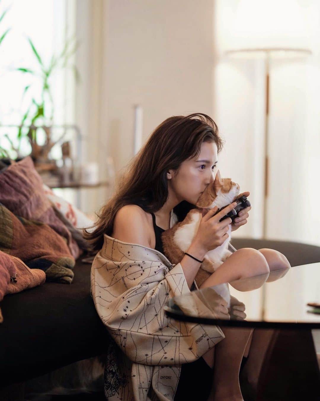 fukishaljのインスタグラム：「Game time with Lemon 🎮🍋  最近はおうち時間も増えて ついついゲームしちゃう! 何のゲームをしているでしょう〜🙈？  みんなのおすすめ教えてくださいっ😆」