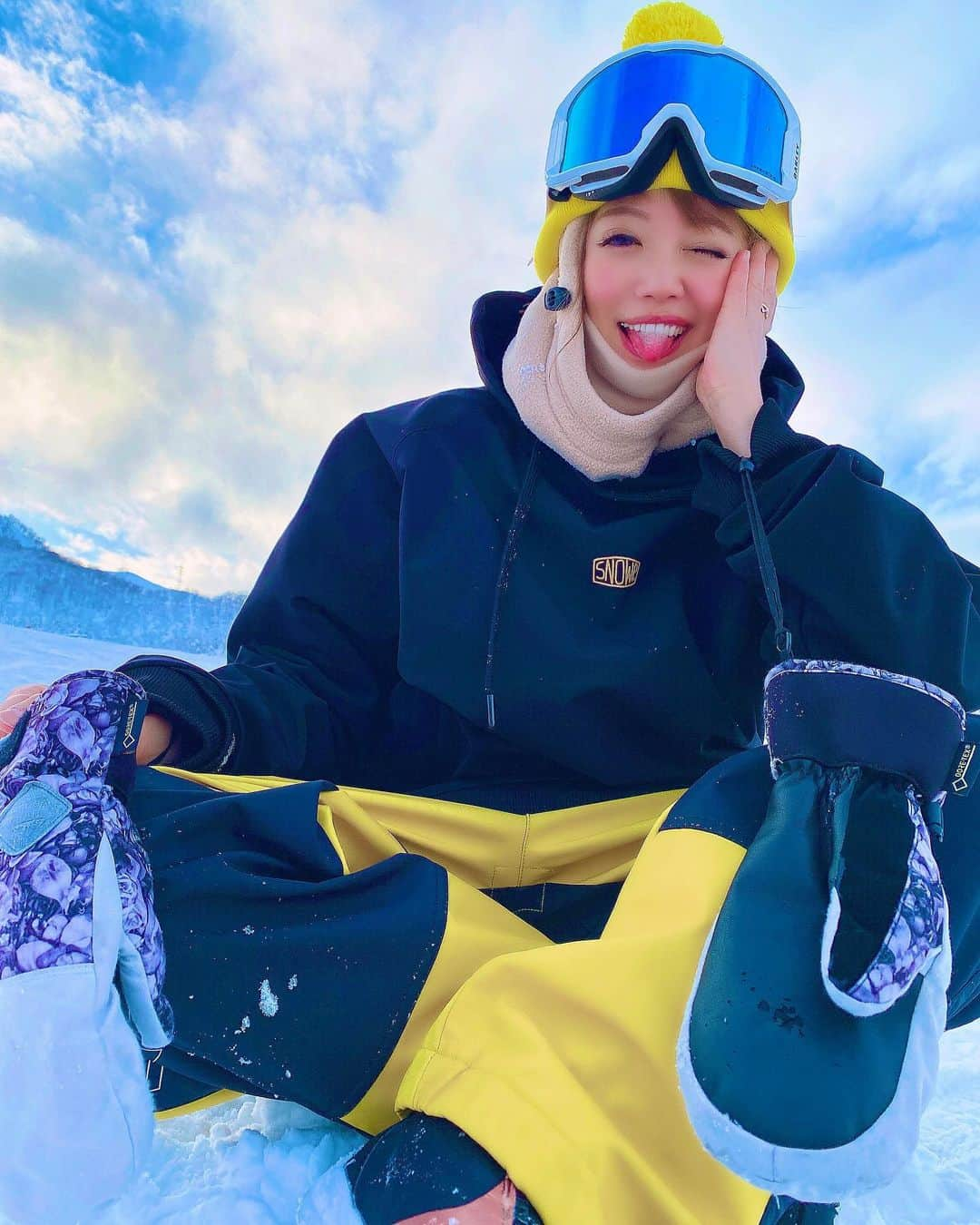 つっきさんのインスタグラム写真 - (つっきInstagram)「🏂🏂🏂🏂🏂 ． @snowpwear のフードウォーマーの紹介するよ😊 つっき今までフードウォーマーって あんま使ったこと無かったんだけど やぱ使ったほうが良きだったああ🥺🔥 ． 雪降ってたり吹雪でやばい時とか 晴れてるけど今日寒いなあああ🥶 って時に防寒対策として最適🥺❤️ ． 横のゴム引っ張ればサイズ調節できるやーつ✌️ つっきはベージュ使ってるけど黒もあるよ😁 黒は何にでも合うし間違いないね😎 意外とベージュも合わせやすいよ😌 どっちの色も男女関係なく使えるしね😆❤️ ． 今シーズンは雪がたくさん降ってくれてて 特に1月2月3月は寒いからねえええ🥶❄ 持ってない人は1個あれば助かるアイテムだよ😘💋 ． ちなみに!!女の子はフードウォーマーから 顔の横の髪をちょい出しすると盛れて 可愛さ増すから出したほうがいいよ🙆‍♀️❤️!! つっきこの時さあ〜自分で髪の毛ば 出した気でいたけど出ささってなかった😂笑 これはこれで暖かかったから良きだったけど🤣👍 ． ． ▼▼check▼▼ ⏬日本でSNOWPお取り扱いはココだけ🔥 @snowholic_official  商品の問い合わせや質問は @mo10min さんに聞いてみてね😊💓 ． ． #snowholic #SNOWP #스노보드  #스키 #snow #snowboard #snowboarder #snowboardgirl #swag #awesome  #outfit #ambassador #スノーホリック #スノップ #スノーアパレル #フードウォーマー #スノボ #スノボー #スノボ女子 #スノボー女子 #スノーボード #スノボウェア #ジブ #グラトリ #フリーラン #キッカー #アンバサダー #イケイケのイケ #すきすきのすき❤️ #2021インスタがんばる」1月25日 19時17分 - tukki007