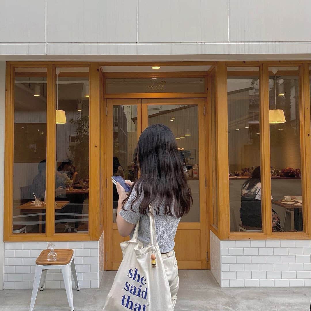 isutaさんのインスタグラム写真 - (isutaInstagram)「名古屋スタイルのモーニングが食べられる...！﻿ ﻿ ﻿ こちらは、名古屋・大須にある「mill」。　﻿ ﻿ ﻿ 毎日11時までモーニングサービスを提供していて、全てのドリンクにトーストとヨーグルトがついてくる名古屋スタイルを楽しめます。﻿ ﻿ ﻿ ドリンクの値段で焼き立てのトーストを食べられる、とってもお得なセットなんです！﻿ ﻿ ﻿ 一番人気のフードメニューの「バスクチーズケーキ」は、お店の方が手作りしている自家製なのだとか。﻿ ﻿ ﻿ 全体的に優しい甘さで表面の焦げ目のほろ苦さは、どこか懐かしい味です。﻿ ﻿ ﻿ テーブル席には木のベンチがあり、ゆったりと座ってくつろげますよ。﻿ ﻿ ﻿ 気になる方はぜひチェックしてみてください！﻿ ﻿ ﻿ 【mill】﻿ 住所: 愛知県名古屋市中区大須3-13-9 アンドール大須ビル1B﻿ 営業時間: 平日　7:00～19:00﻿ 　　　　　土　　8:00～19:00﻿ 　　　　　日　　8:00～17:00﻿ 定休日: 第3水曜、木曜日﻿ ﻿ ﻿ photo by﻿ @__t.rri﻿ @yo.eong﻿ @_niko.88﻿ @n_y1125﻿ @mamiii__913  ﻿ ﻿ #isuta #イスタ #isutapic ﻿ #isutacafe #カフェ巡り #おしゃれカフェ﻿ #カフェスタグラム #cafe #カフェ部﻿ #mill #愛知カフェ #名古屋カフェ ﻿ #名古屋グルメ #名古屋モーニング #モーニング﻿ #大須カフェ #モーニング #ベイクドチーズケーキ ﻿ #カフェ巡り #cafestagram #カフェ好き ﻿ #お洒落な人と繋がりたい #喫茶店 ﻿ #カフェ好きな人と繋がりたい #カフェ活﻿ #おしゃれな人と繋がりたい #カフェ好き」1月25日 19時19分 - isuta_jp